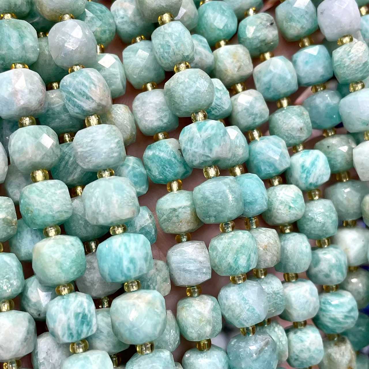 อมาโซไนท์ คัดสี (Amazonite) ทรงลูกบาศก์ 8x8 mm เจียเหลี่ยม เส้นยาว