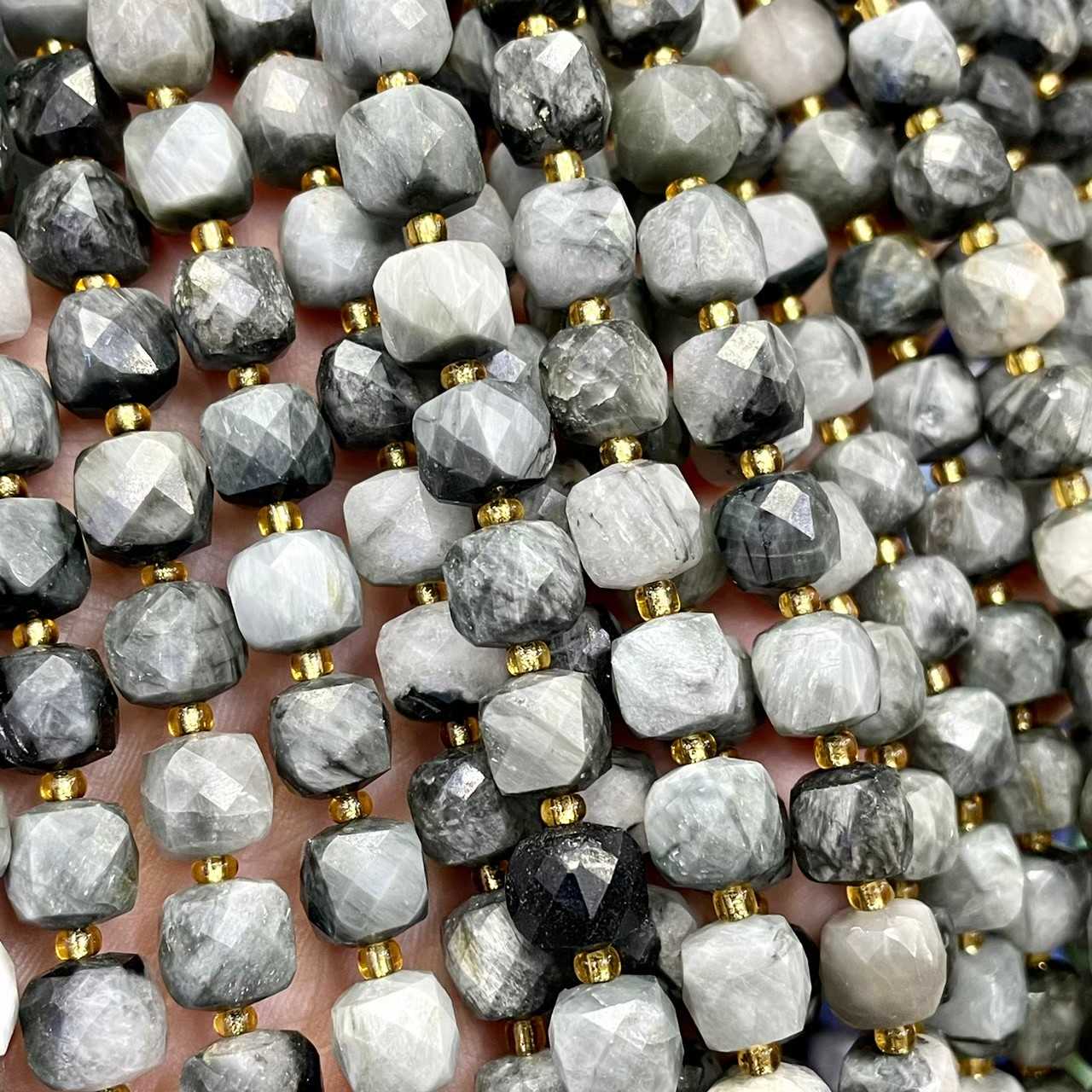 หินฮอกอาย(Hawk Eye) ทรงลูกบาศก์ 8x8 mm เจียเหลี่ยม เส้นยาว
