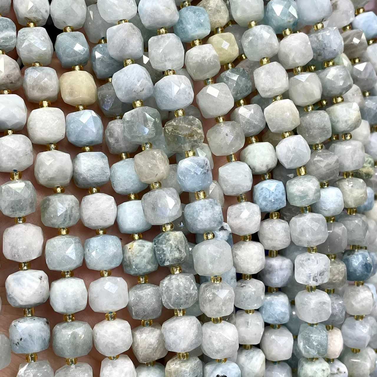 หินอความารีน (Aquamarine) ทรงลูกบาศก์ 8x8 mm เจียเหลี่ยม เส้นยาว