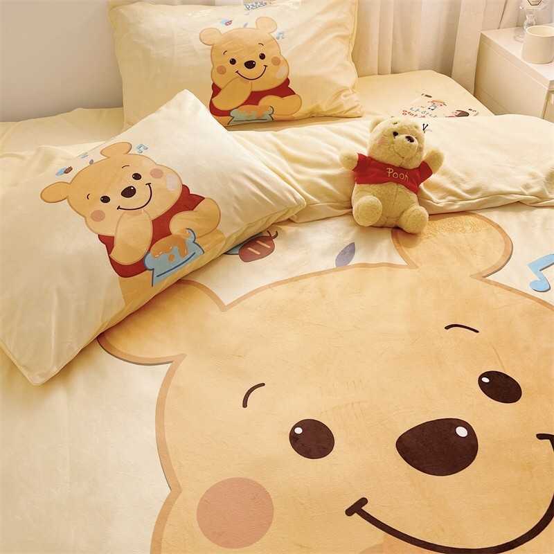 - PREORDER - ชุดผ้าปูที่นอนลายการ์ตูนหมีพูห์  ผ้ากำมะหยี่ ( มีขนาด 3.5-6 ฟุต )