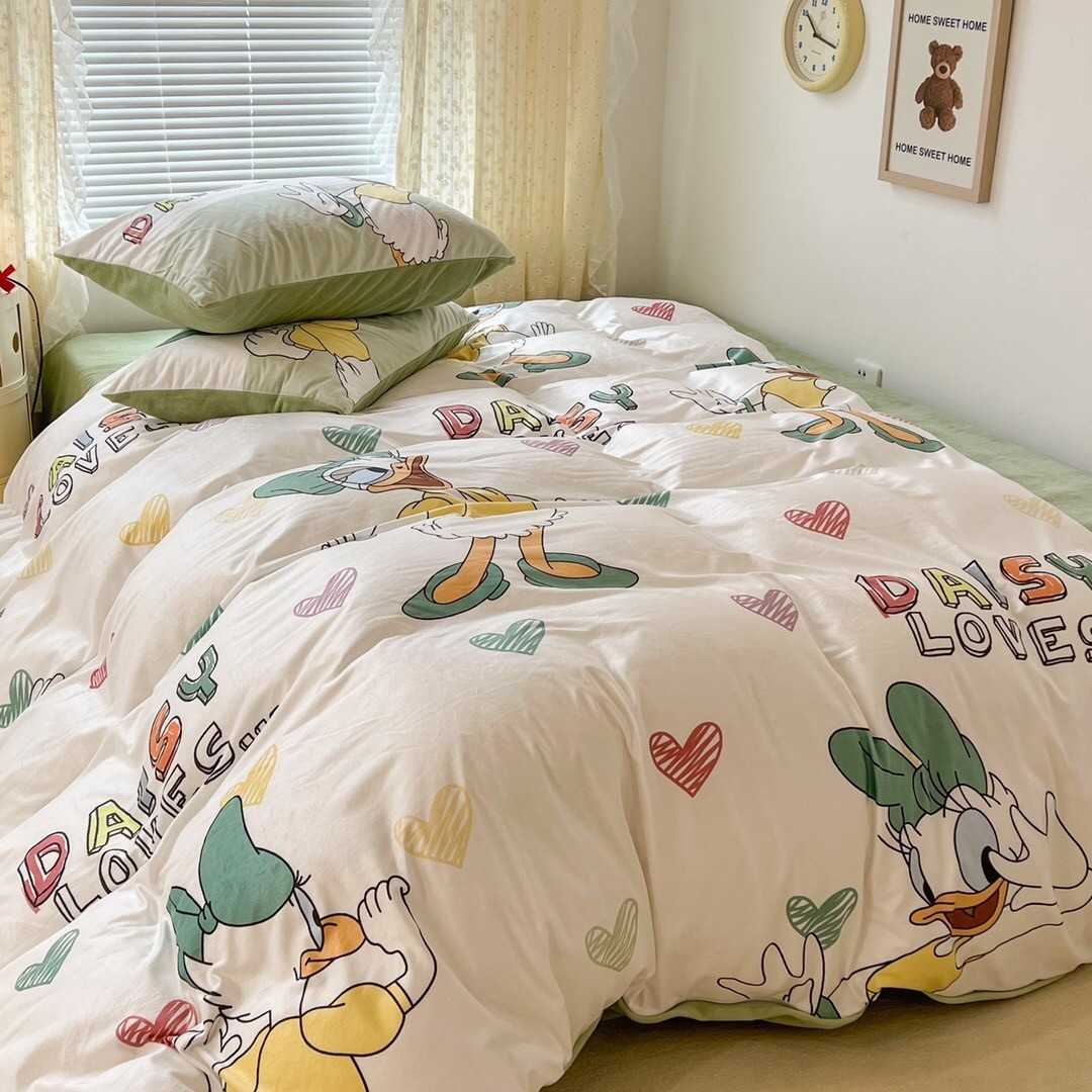 - PREORDER - ชุดผ้าปูที่นอนลายการ์ตูน Daisy ผ้ากำมะหยี่ ( มีขนาด 3.5-6 ฟุต )