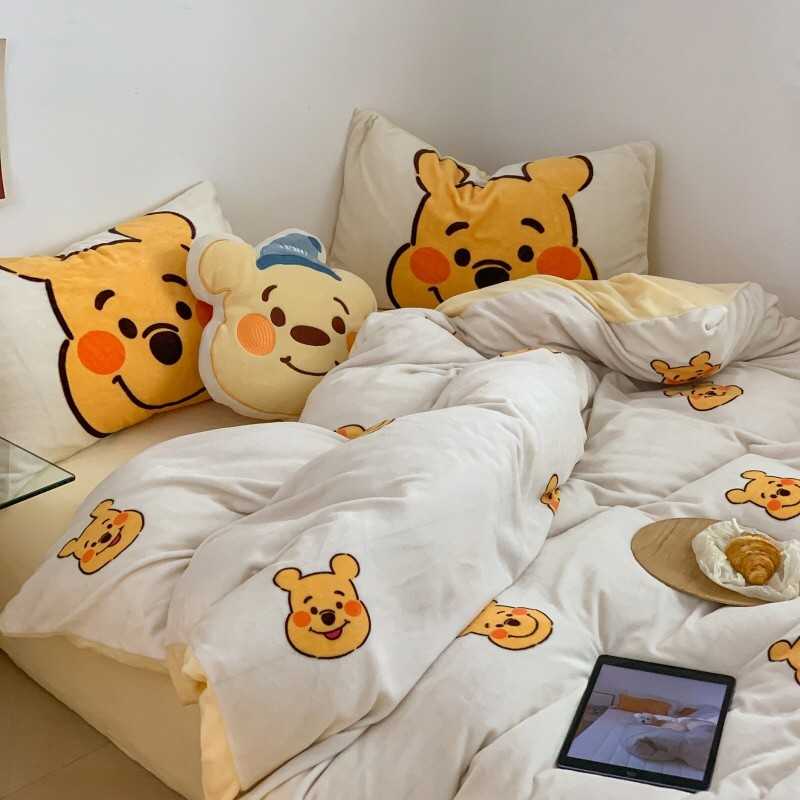 - PREORDER - ชุดผ้าปูที่นอนลายการ์ตูนหมีพูห์ ผ้ากำมะหยี่ ( มีขนาด 3.5-6 ฟุต )