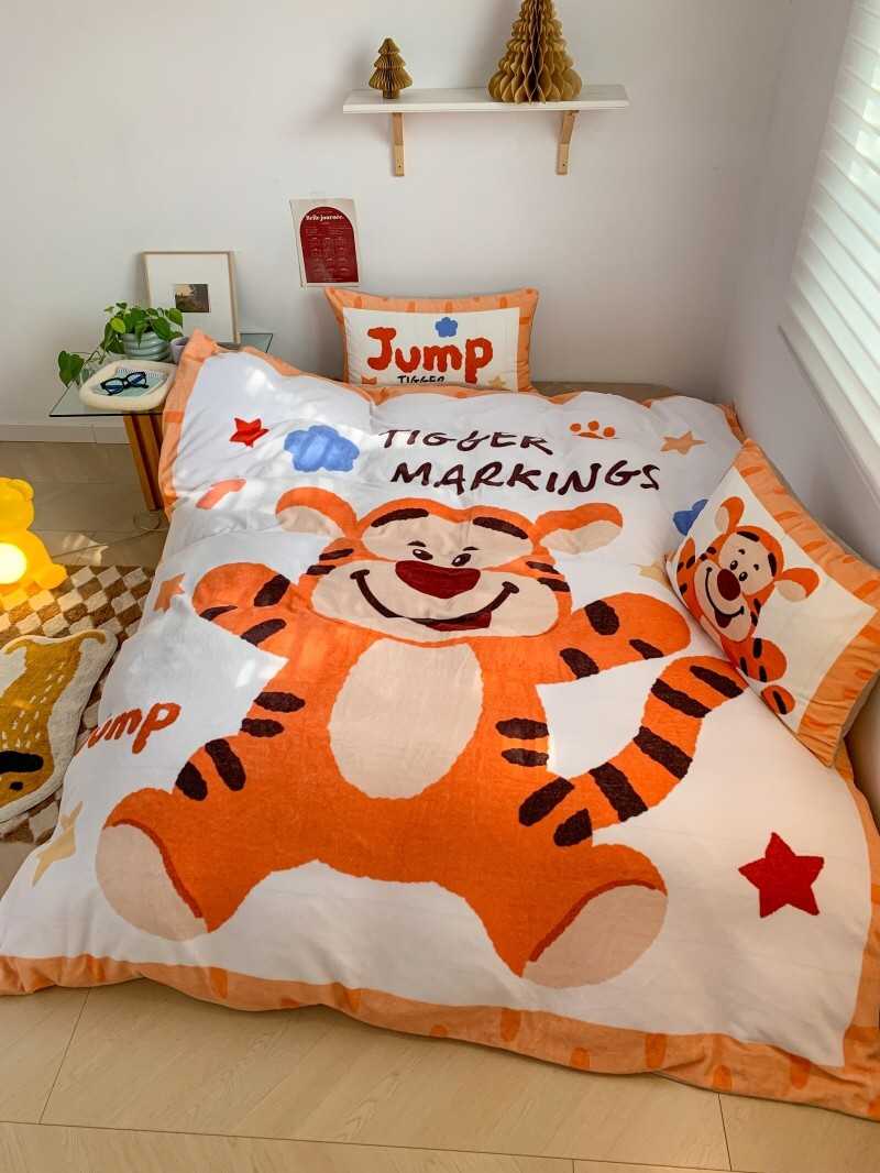 - PREORDER - ชุดผ้าปูที่นอนลายการ์ตูนTigger  ผ้ากำมะหยี่ ( มีขนาด 3.5-6 ฟุต )