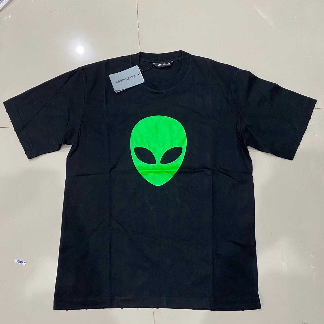 BALENCIAGA ALIEN PRINT T-SHIRT BLACK/ACID GREEN เสื้อยืดคอกลมแขนสั้น แบรนด์บาลองเซียก้า