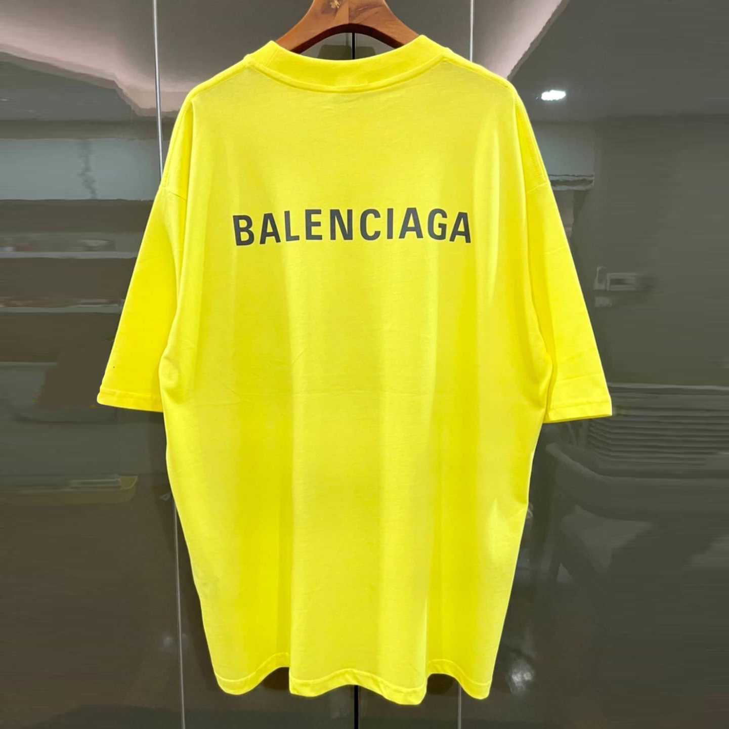 BALENCIAGA BACK LOGO PRINT COTTON T-SHIRT NEON YELLOW เสื้อยืดคอกลมแขนสั้น แบรนด์บาลองเซียก้า