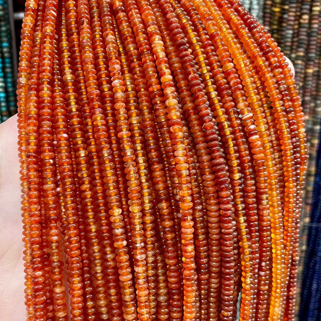 คาเนเลี่ยน (Carnelian) ขนาด 2x4 mm ทรงล้อรถ เส้นยาว