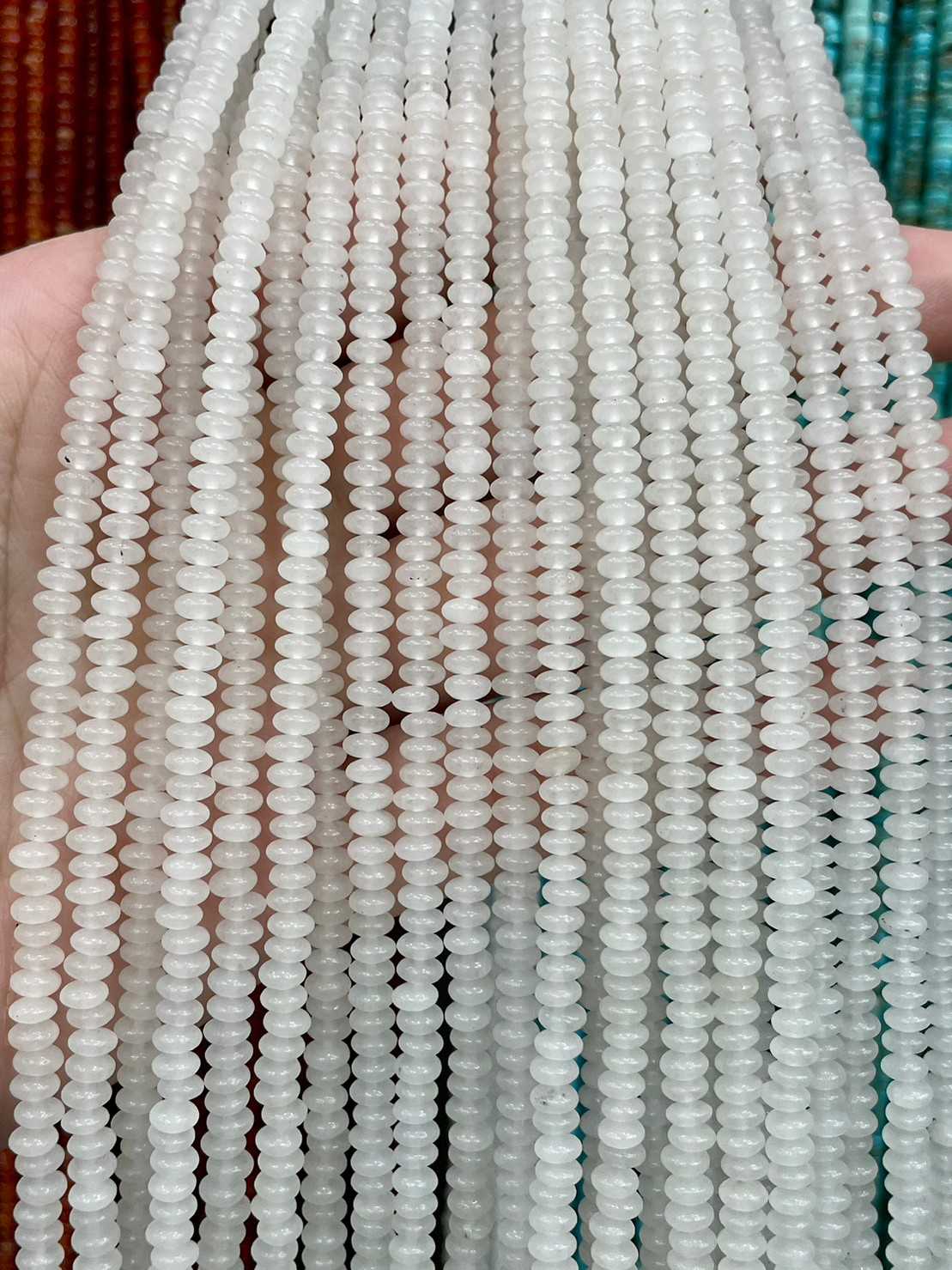หยกขาว (White Jade) ขนาด 2x4 mm ทรงล้อรถ เส้นยาว