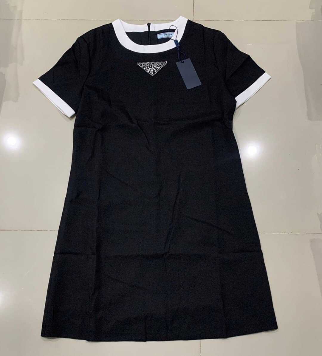 PRADA TRIANGLE LOGO PLAQUE JERSEY COTTON DRESS ชุดเดรสแขนสั้นคอกลม กระโปรงทรงเอ แบรนด์ปราด้า