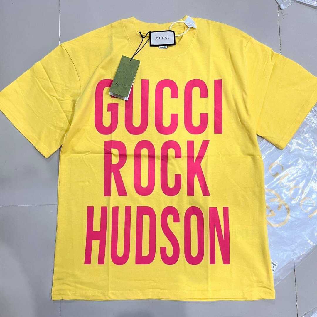 GUCCI ROCK HUDSON COTTON T-SHIRT เสื้อยืดคอกลมแขนสั้น แบรนด์กุชชี่ สกรีนตัวหนังสือโลโก้