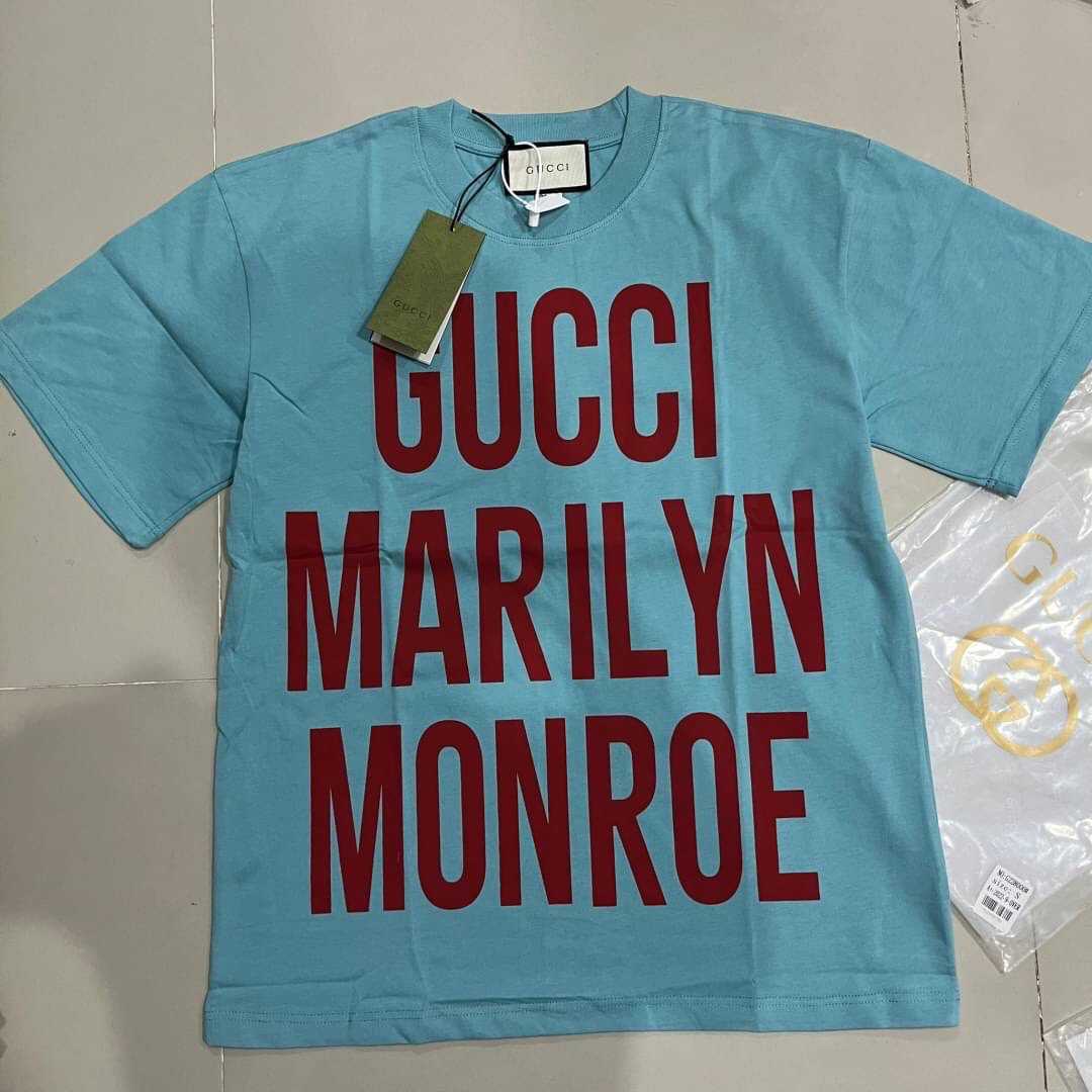 GUCCI MARILYN MONROE COTTON T-SHIRT เสื้อยืดคอกลมแขนสั้น แบรนด์กุชชี่ สกรีนตัวหนังสือโลโก้