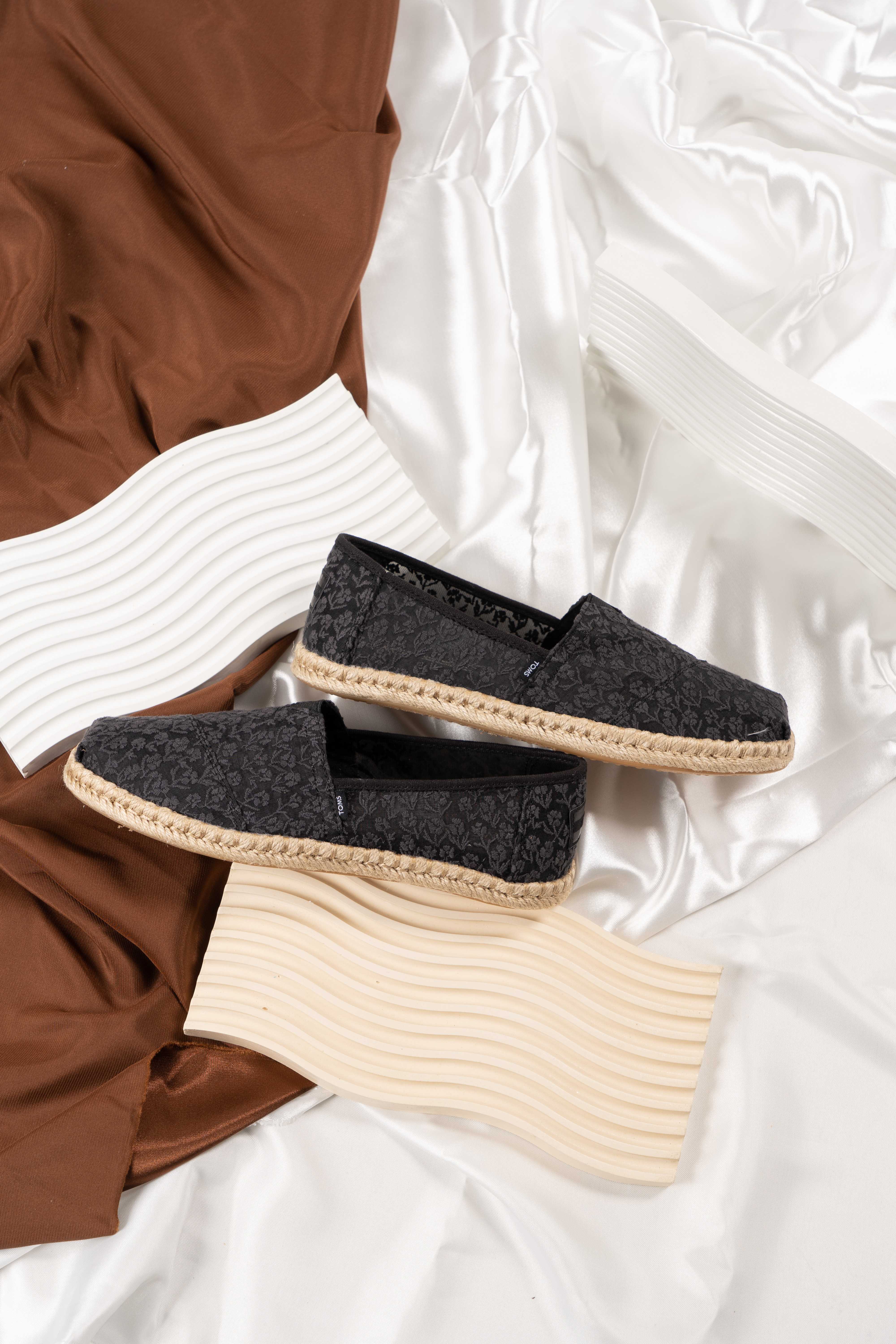 TOMS รองเท้าลำลองผู้หญิง แบบสลิปออน (Slip on) รุ่น Alpargata Rope Sole Black Posy Lace (CA)