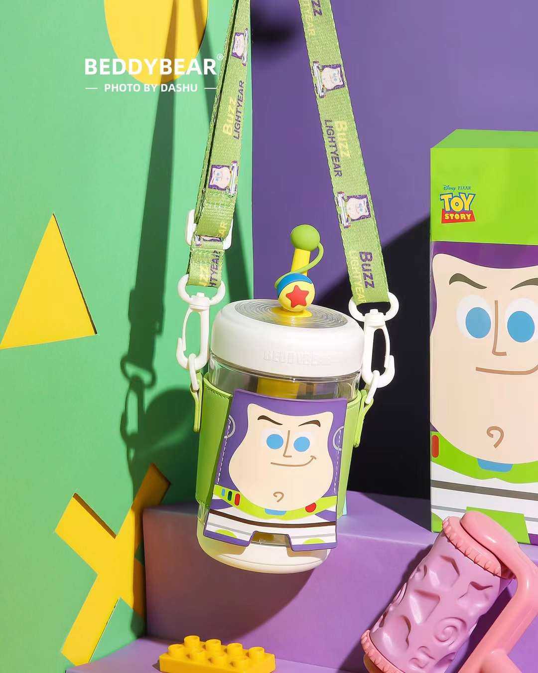 BeddyBearXToy Story กระติกน้ำใสไตรตัน ฝาหลอดดูดพลาสติกแข็งและจุกปิดหลอด และสายสะพาย BB008TS-008B