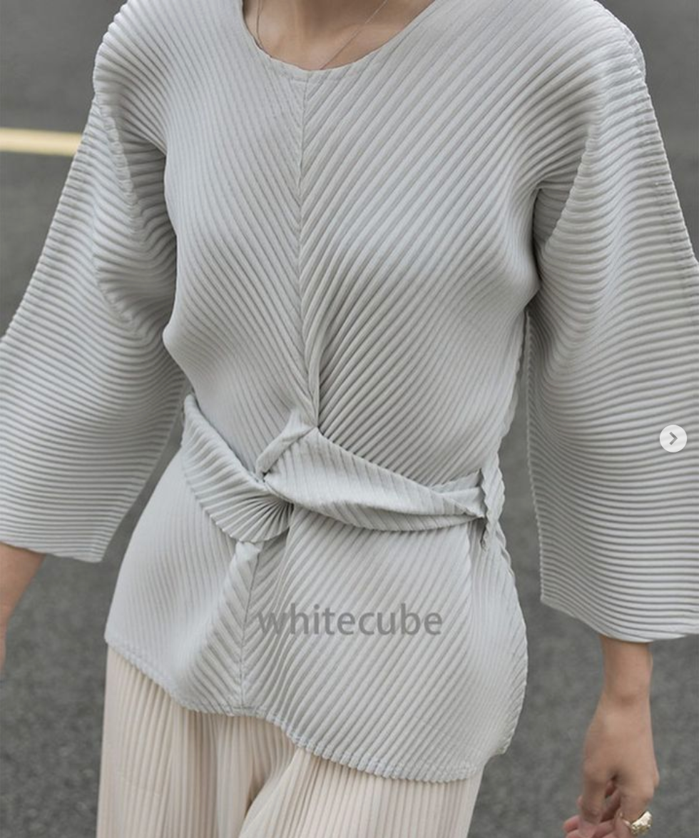 พร้อมส่ง สีเทา Whitecube2022 pleated crewneck tie-up waist loose draped shirt
