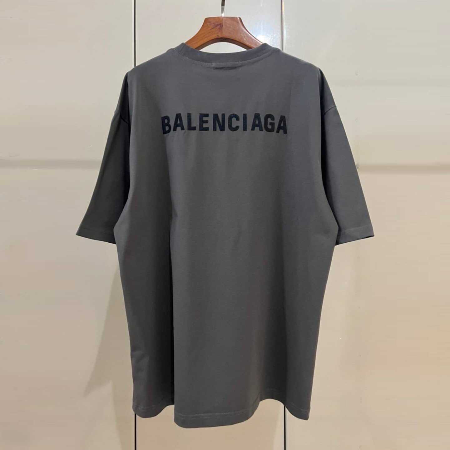 BALENCIAGA BACK LOGO PRINT COTTON T-SHIRT เสื้อยืดคอกลมแขนสั้น แบรนด์บาลองเซียก้า ปักตัวหนังสือโลโก้