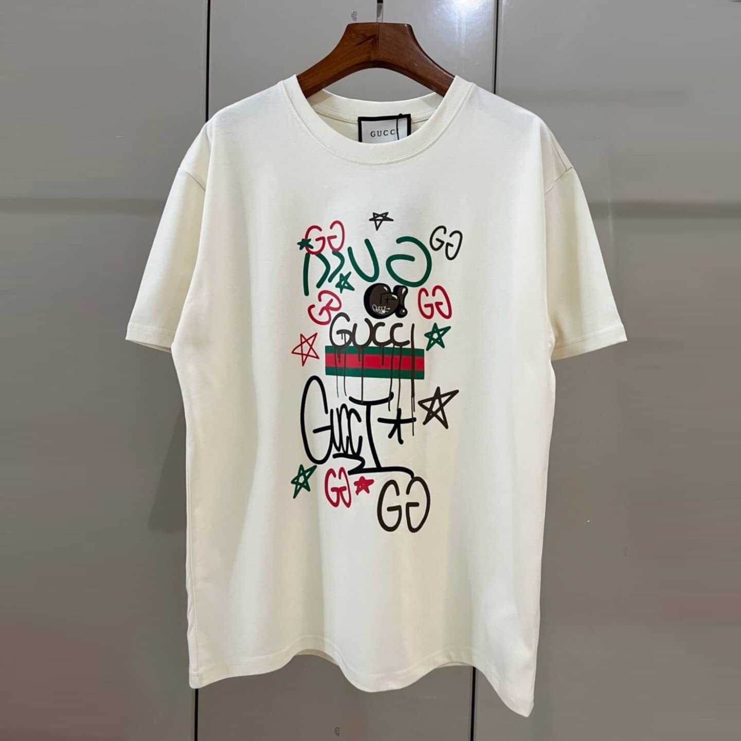 GUCCI HAND FINE ART AMERICA LOGO PRINTED COTTON JERSEY T-SHIRT เสื้อยืดคอกลมแขนสั้น แบรนด์กุชชี่