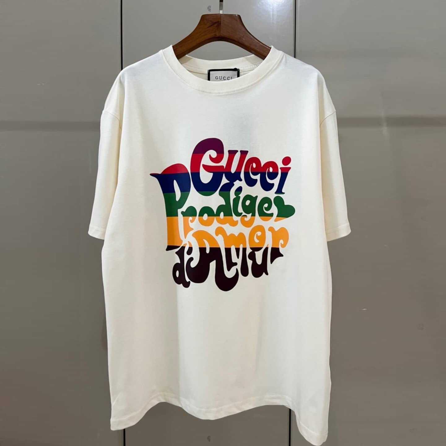 GUCCI PRODIGE D'AMOUR PRINT T-SHIRT เสื้อยืดคอกลมแขนสั้น แบรนด์กุชชี่ ลายสกรีนตัวหนังสือ สี rainbow