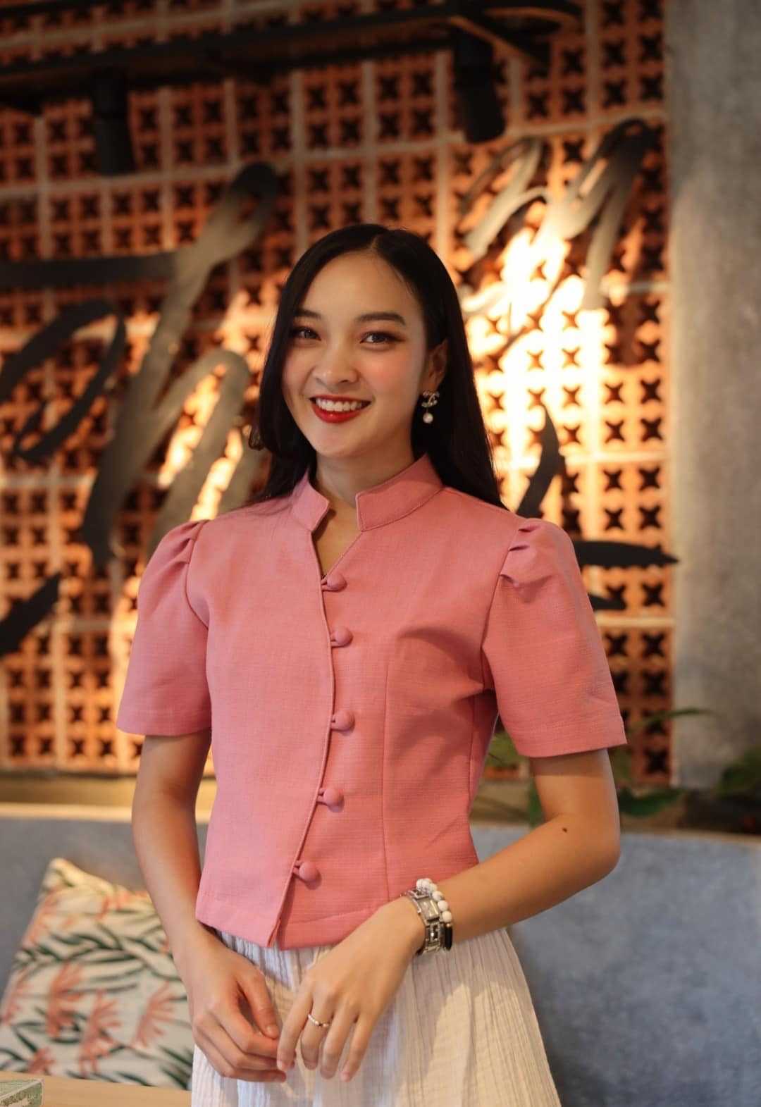 เสื้อดีไซน์คอจีน ดีเทลสวย งานกระดุมปั้ม แต่งจีบหัวไหล่