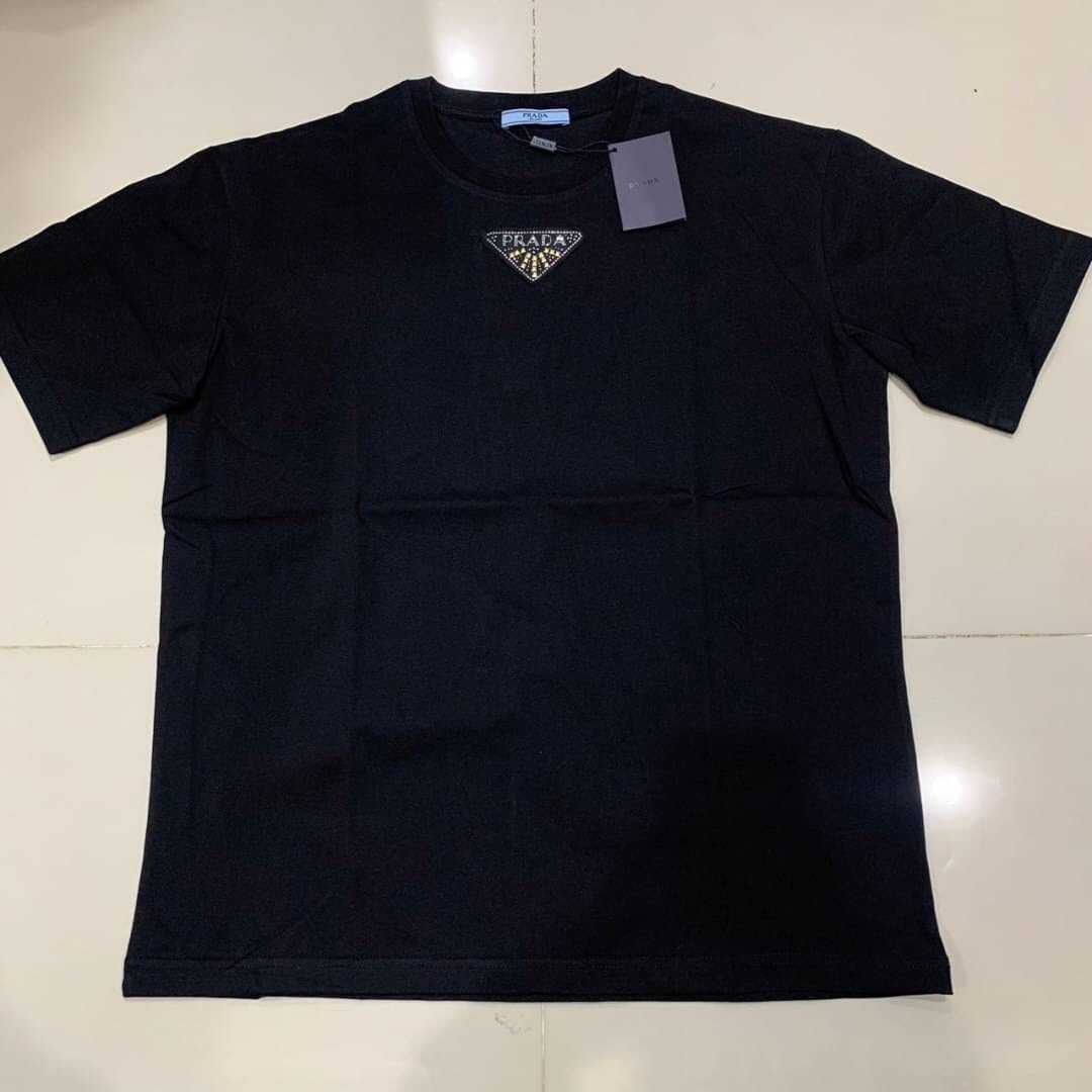 PRADA T-SHIRT WITH TRIANGLE STUDDED LOGO เสื้อยืดคอกลมแขนสั้น แบรนด์ปราด้า