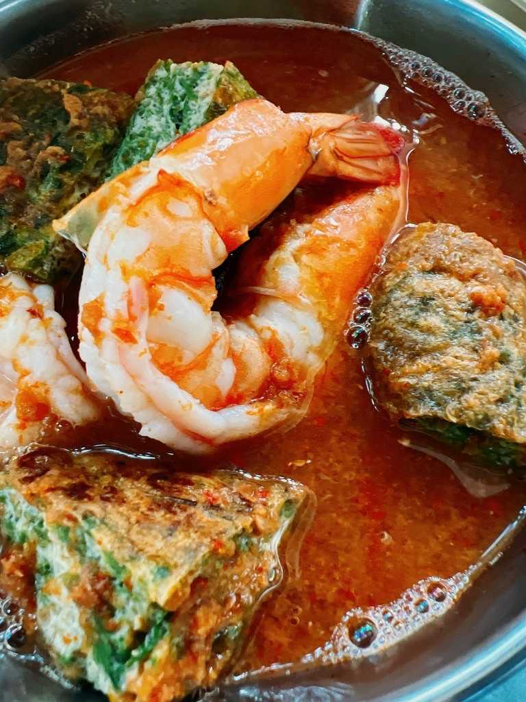 แกงส้มชะอมไข่เเละกุ้งสด (น้ำแกงเข้มข้นหอมมันกุ้ง) Hot & Sour Curry Soup