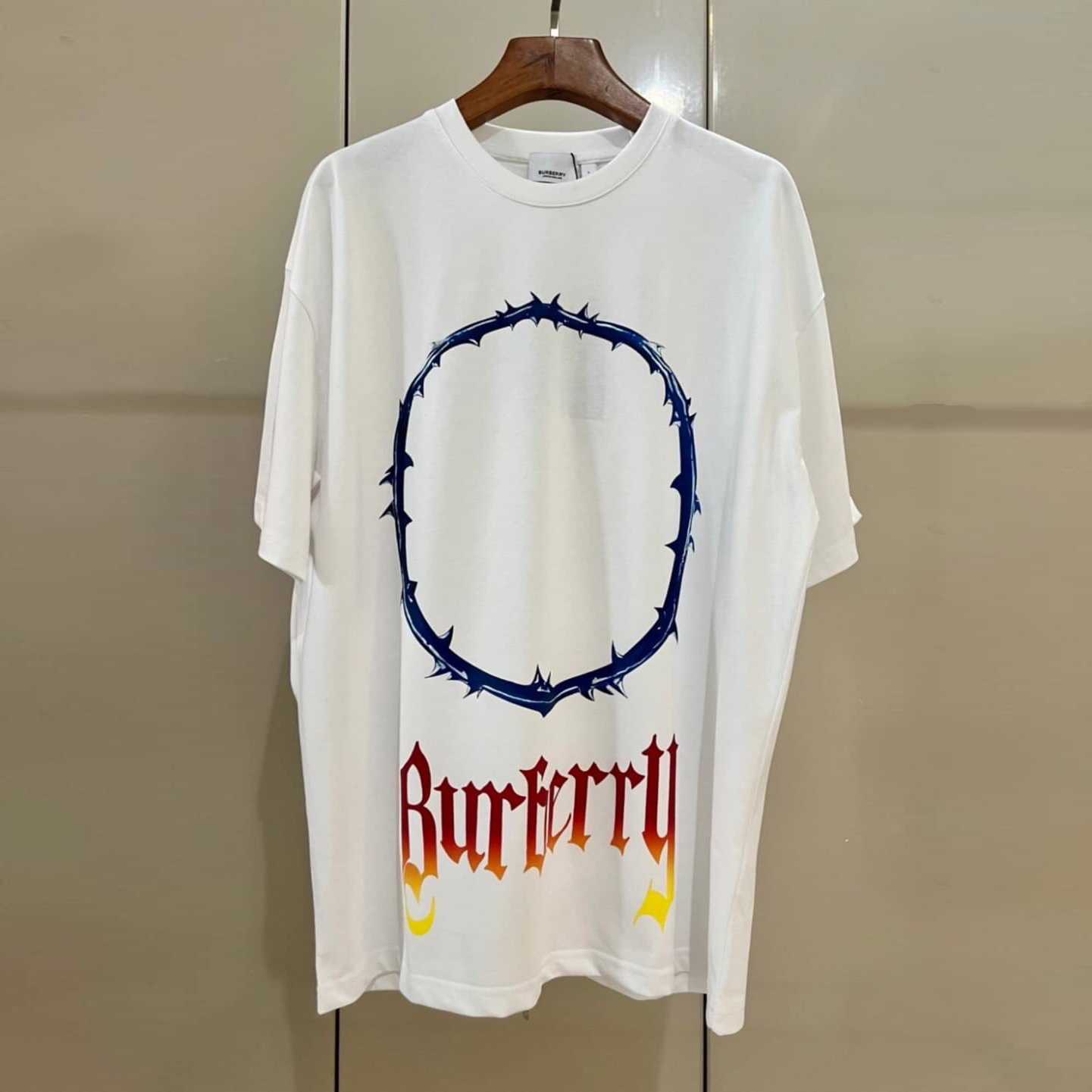 BURBERRY THORN AND LOGO PRINT COTTON OVERSIZED T-SHIRT เสื้อยืดคอกลมแขนสั้น แบรนด์เบอเบอรี่
