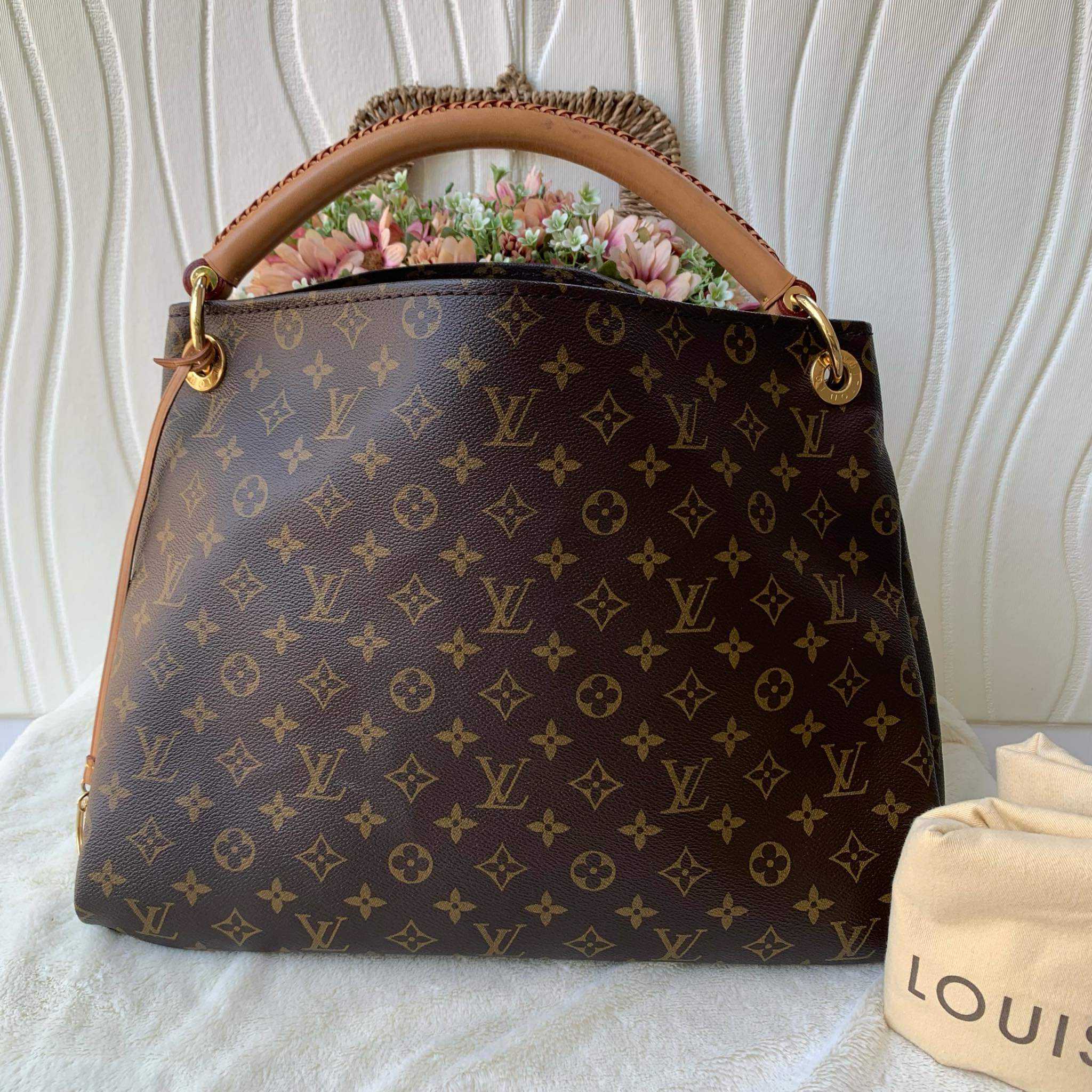 กระเป๋า Louis Vuitton Artsy
