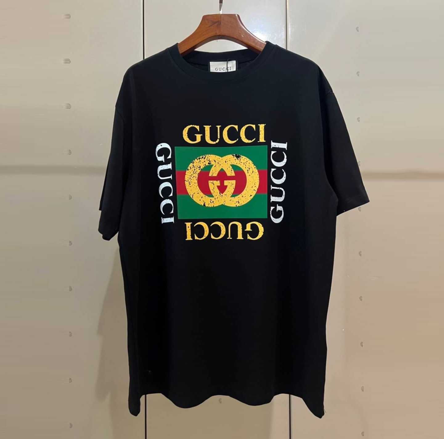 GUCCI GG CAPITAL LOGO PRINT T-SHIRT เสื้อยืดคอกลมแขนสั้น แบรนด์กุชชี่ สกรีนตัวหนังสือโลโก้