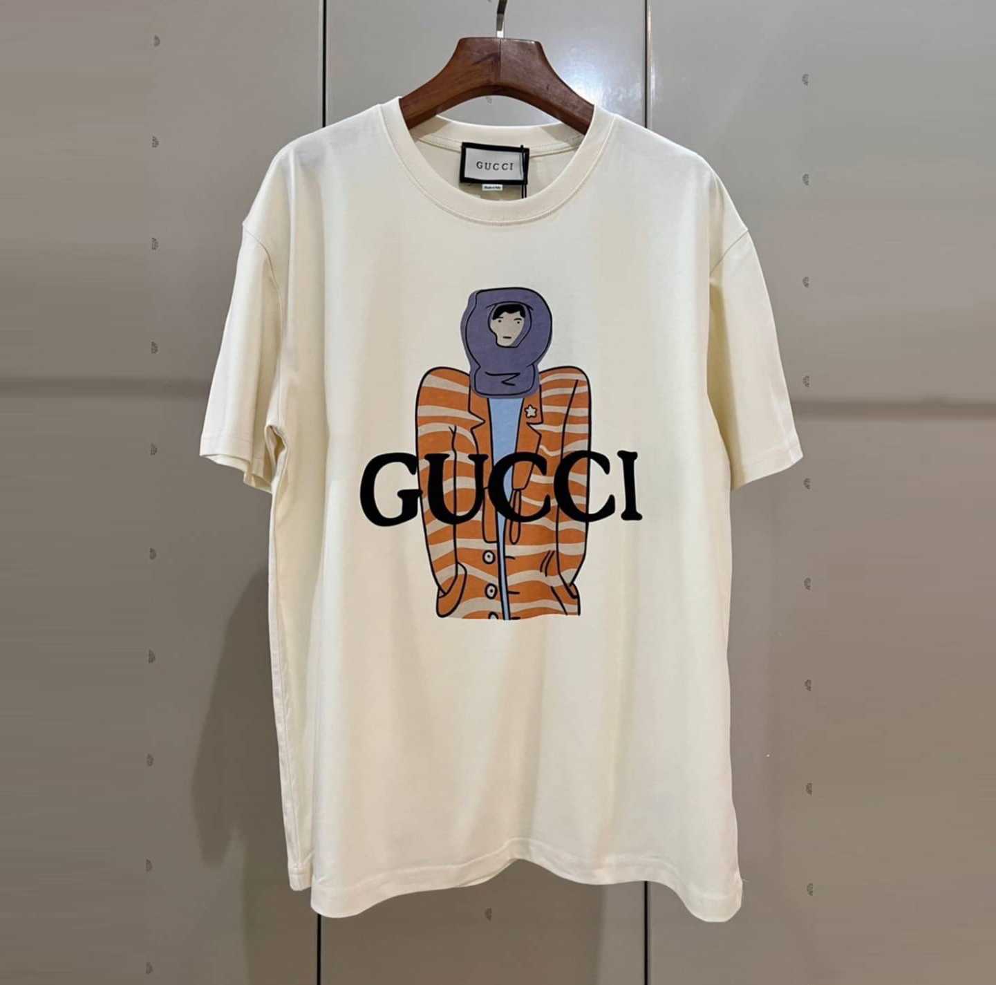 GUCCI MAN IN STRIPE BLAZER LOGO PRINT COTTON T-SHIRT เสื้อยืดคอกลมแขนสั้น แบรนด์กุชชี่