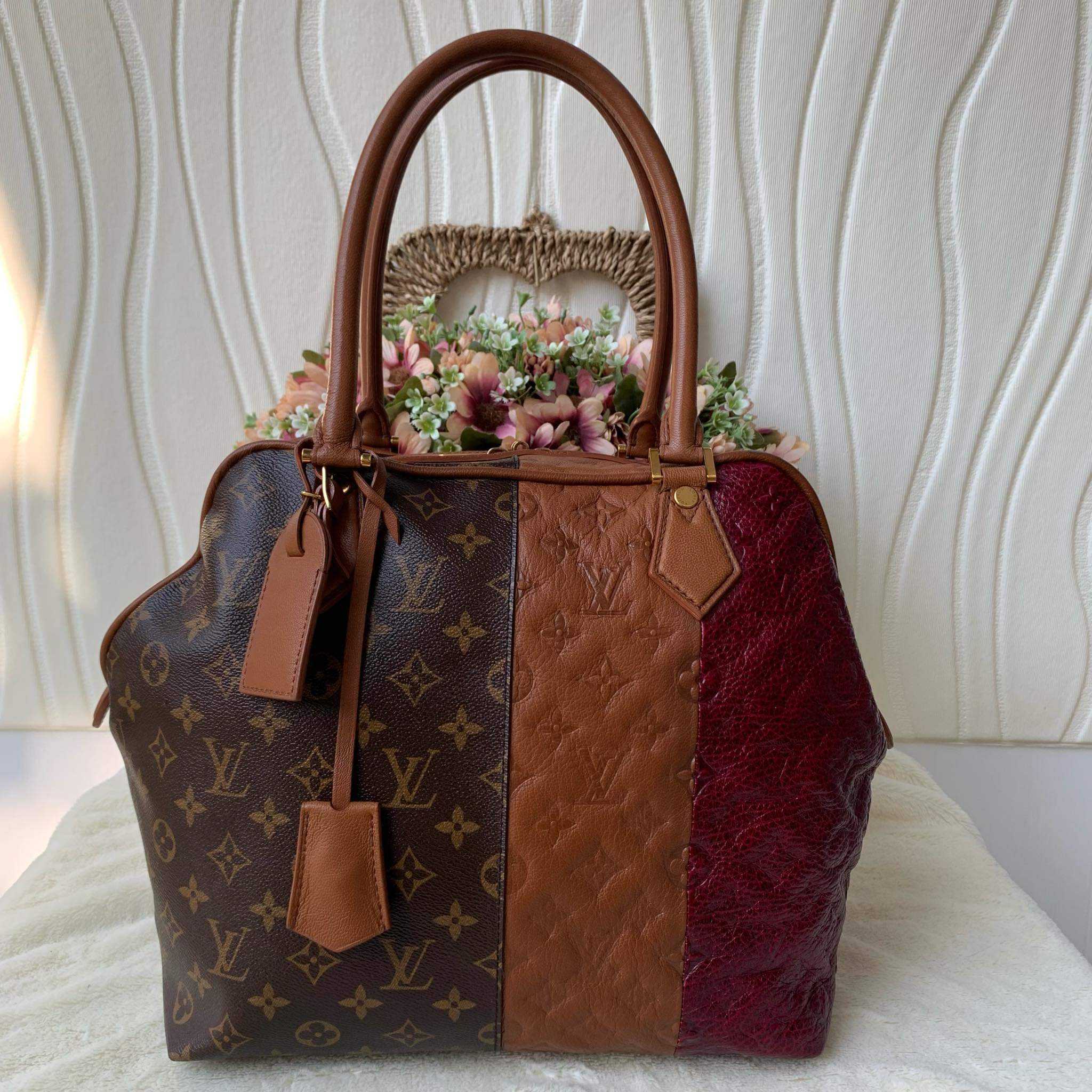 กระเป๋า LV Monogram Stripes Medium