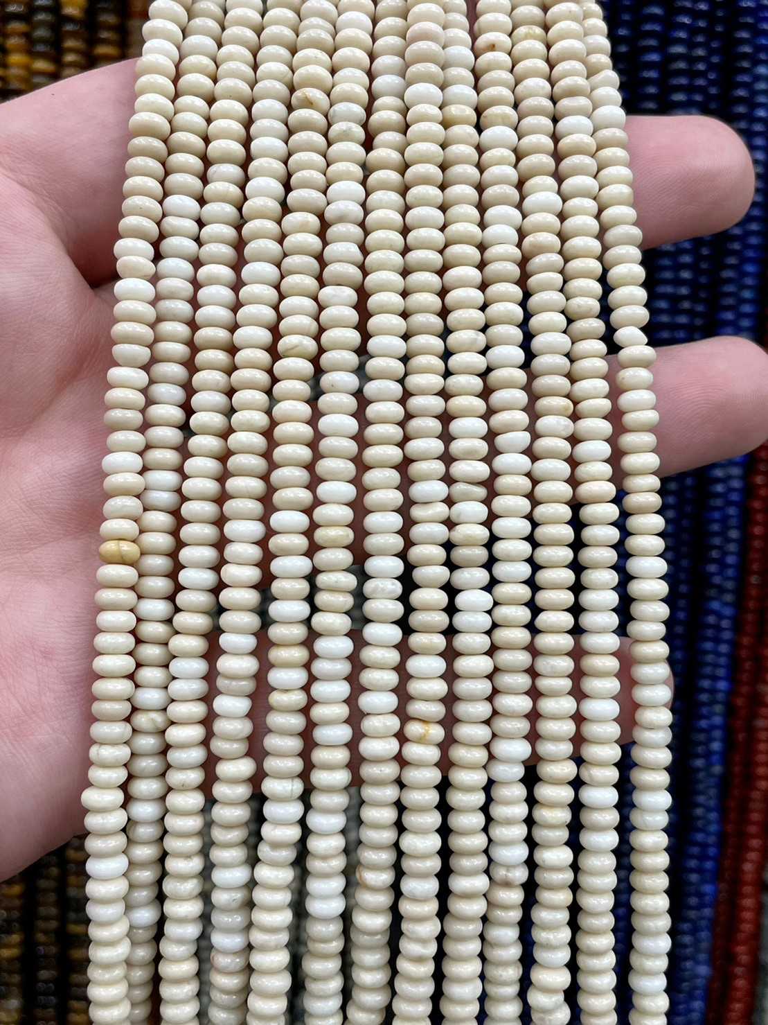 แจสเปอร์ สีงาช้าง (lvory jasper) ขนาด 2x4 mm ทรงล้อรถ เส้นยาว