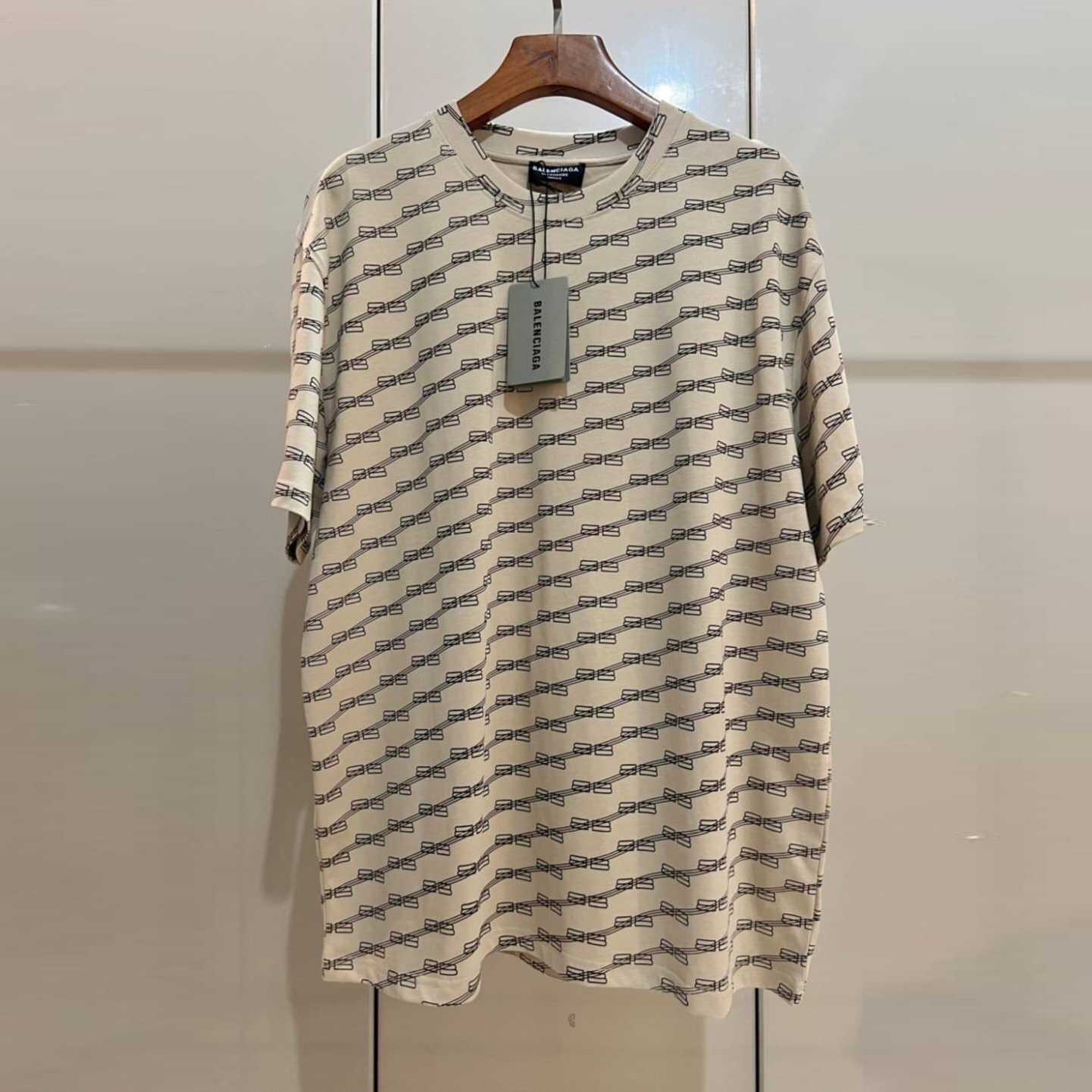 BALENCIAGA MONOGRAM-PATTERN SHORT-SLEEVE SHIRT BROWN เสื้อยืดคอกลมแขนสั้น แบรนด์บาลองเซียก้า