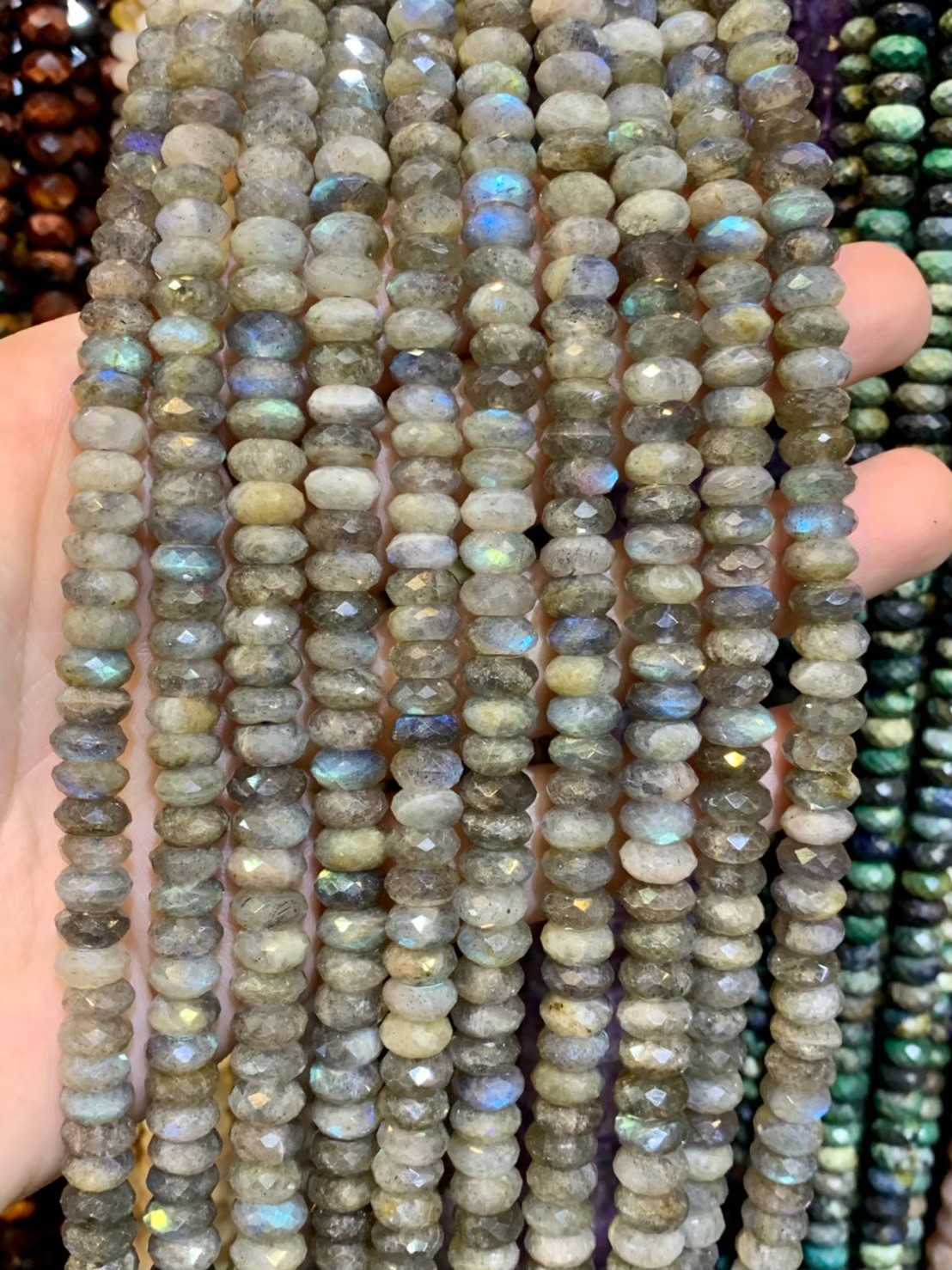 ลาบาโดไลท์ ทรงล้อรถ (Labradorite) ผิวเจียเหลี่ยมเหลี่ยม เกรด AAA เส้นยาว
