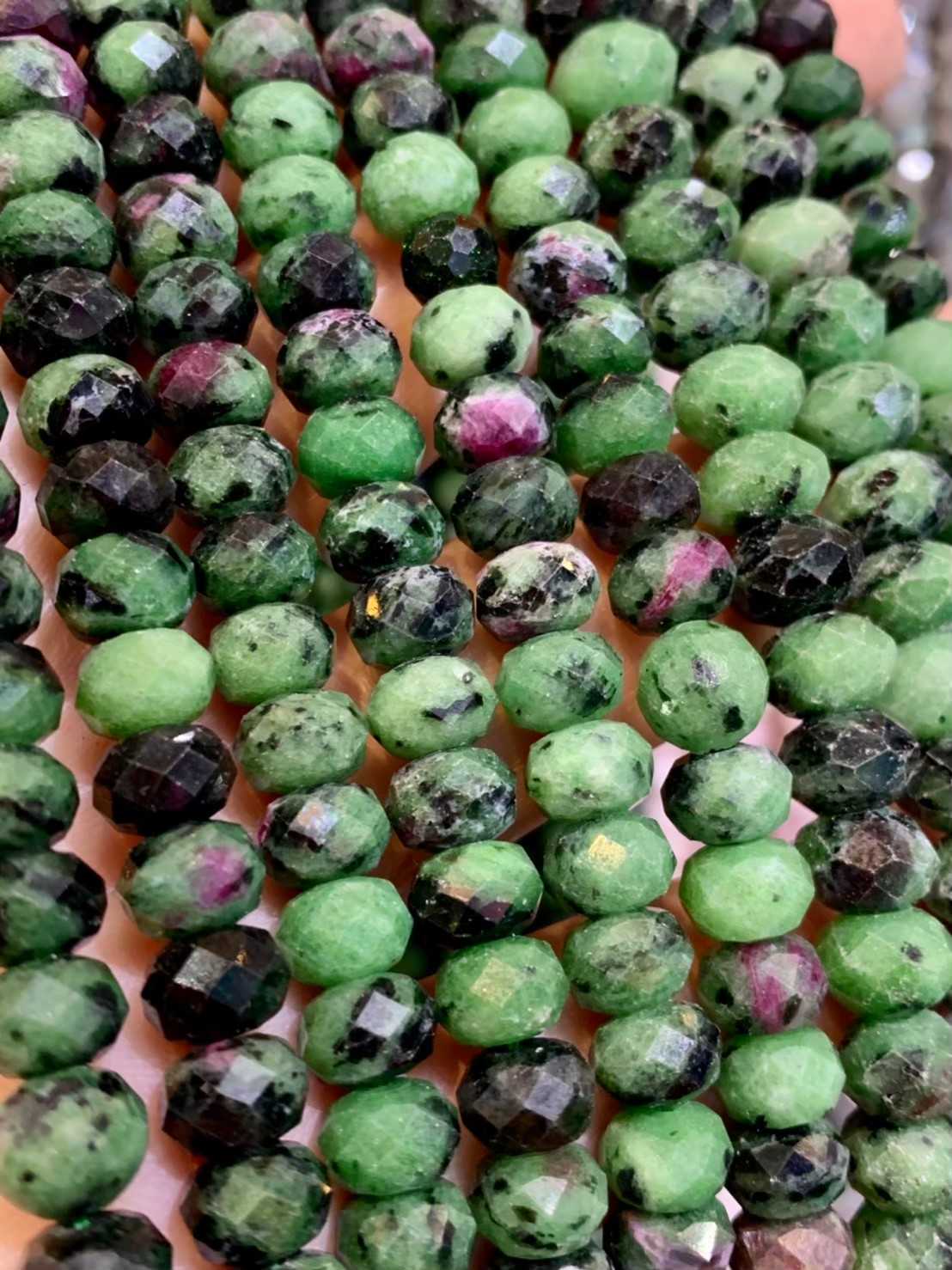 รูบี้ซอยไซต์ ทรงล้อรถ (Ruby soizite) ผิวเจียเหลี่ยมเหลี่ยม เกรด A เส้นยาว