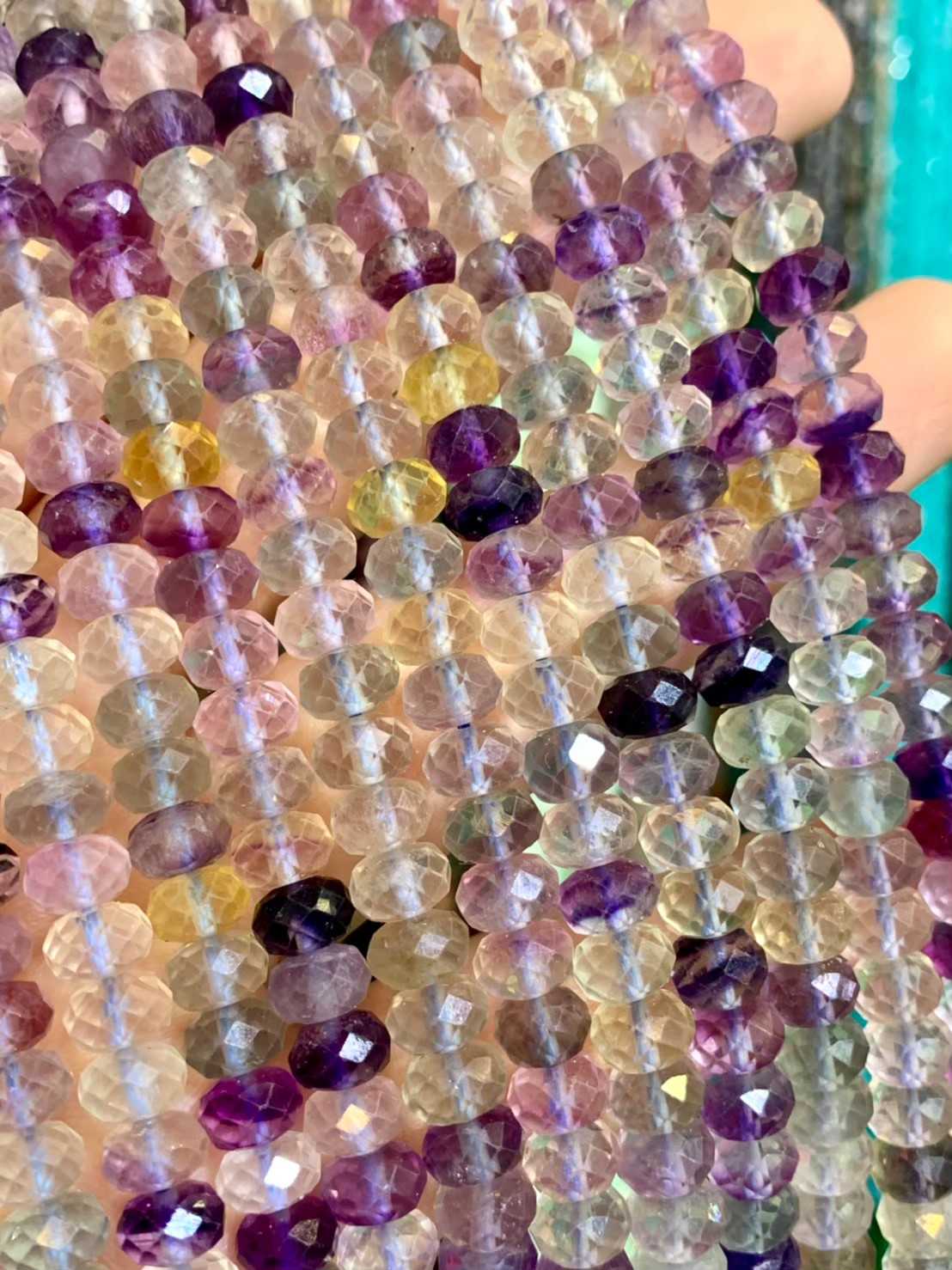 ฟลูออไรต์ โทนม่วง ทรงล้อรถ (Fluorite) ผิวเจียเหลี่ยมเหลี่ยม เกรด A เส้นยาว