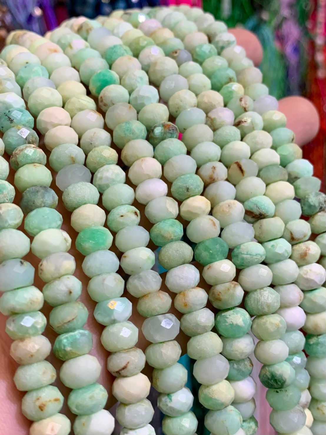 คริสโซเพลส สีล้วน ทรงล้อรถ (Chryssoprase) ผิวเจียเหลี่ยมเหลี่ยม เกรด AAA เส้นยาว