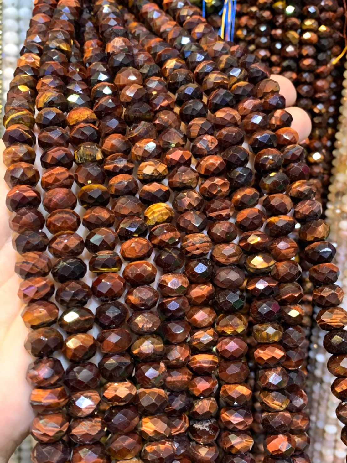 ตาเสือแดง ทรงล้อรถ ผิวเจียเหลี่ยมเหลี่ยม (Red Tiger's Eye) เกรด A+ เส้นยาว