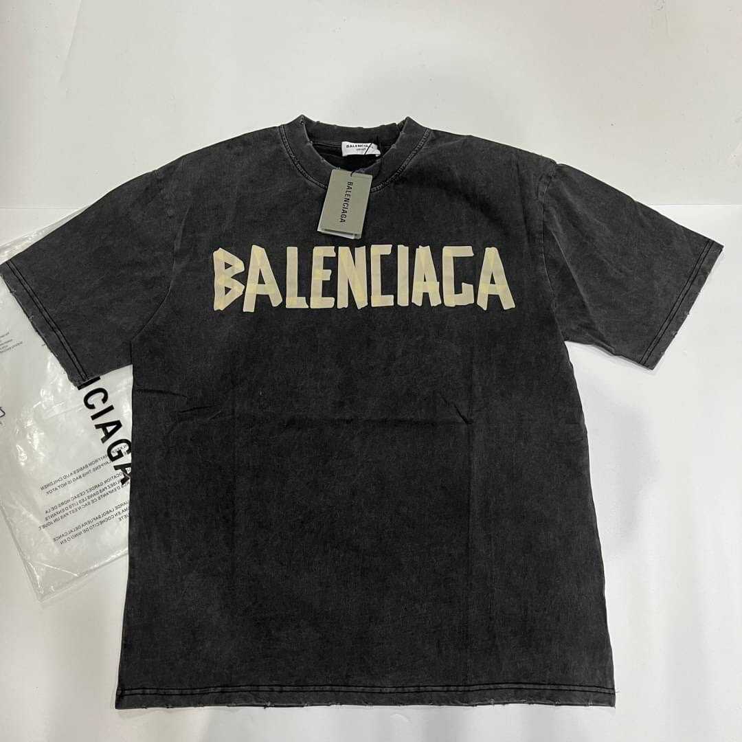 BALENCIAGA LOGO PRINT T-SHIRT เสื้อยืดคอกลมแขนสั้น แบรนด์บาลองเซียก้า สกรีนตัวหนังสือโลโก้