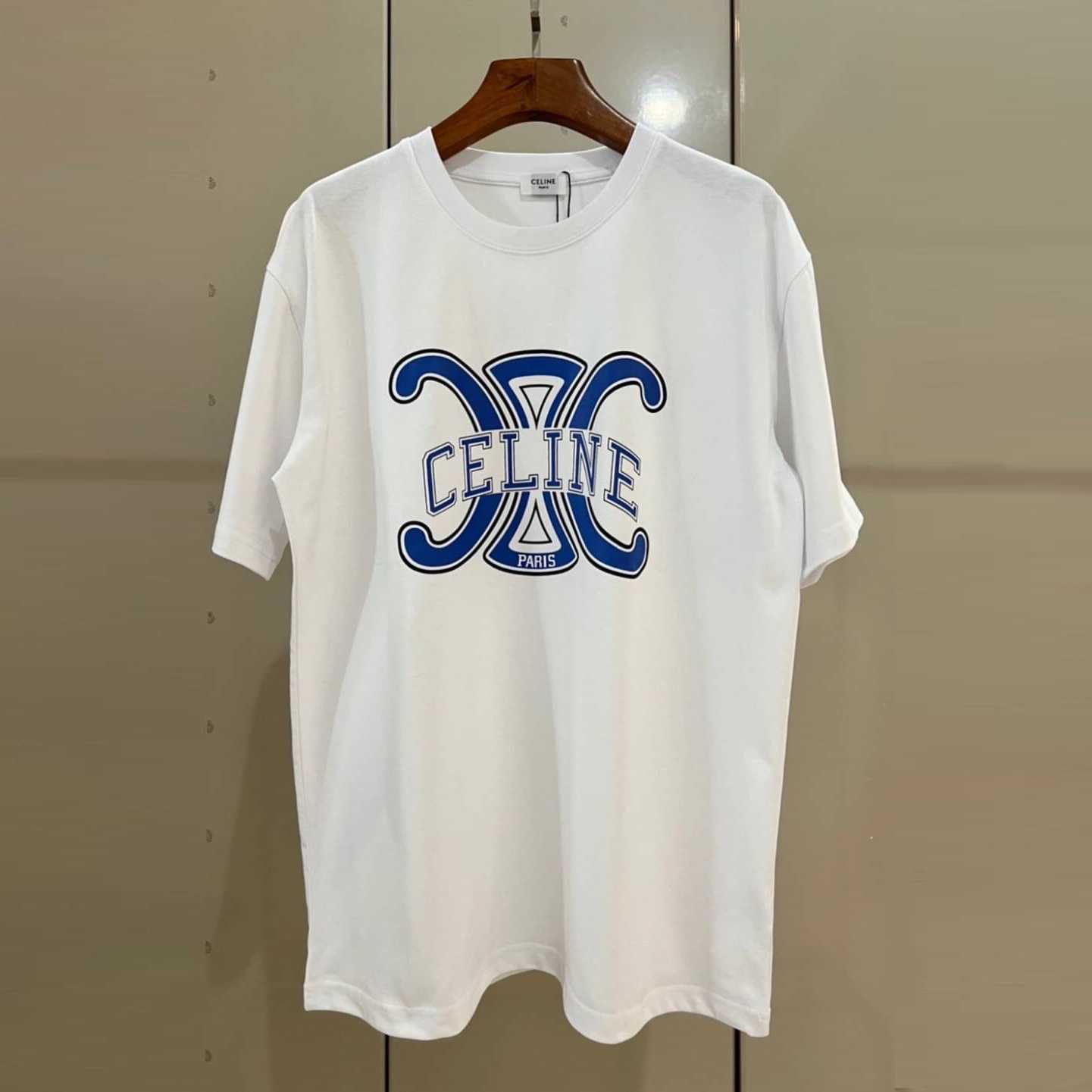CELINE TRIOMPHE SIGN LOGO PRINT COTTON T-SHIRT เสื้อยืดคอกลมแขนสั้น แบรนด์ซีลีน