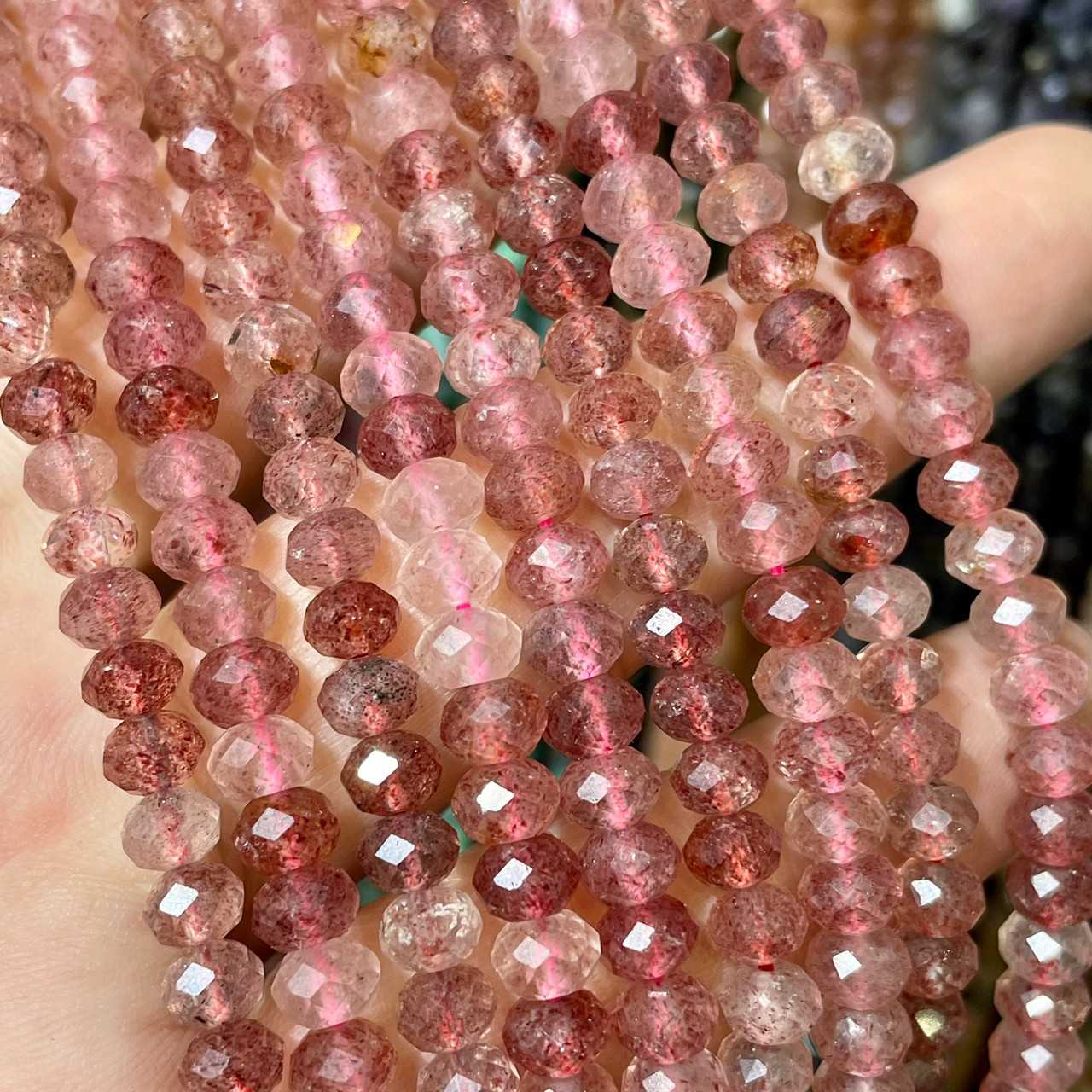 สตอเบอรี่ ควอตซ์ (Strawberry Quartz) ทรงล้อรถ เจียเหลี่ยมเหลี่ยม 6x4 mm เส้นยาว