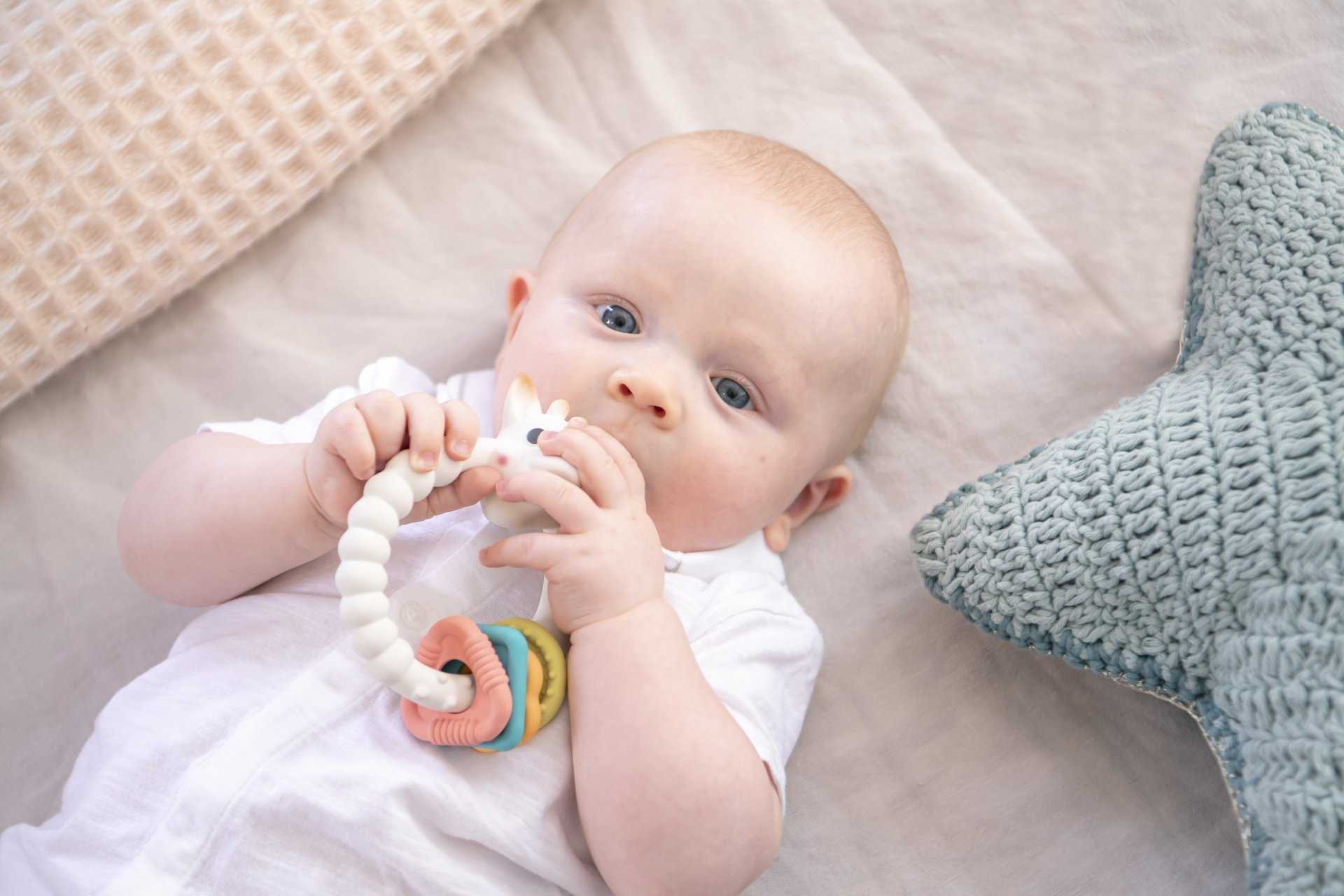 Sophie la girafe®  ยางกัดทรงห่วง So'Pure teething Colo'rings (3m+)