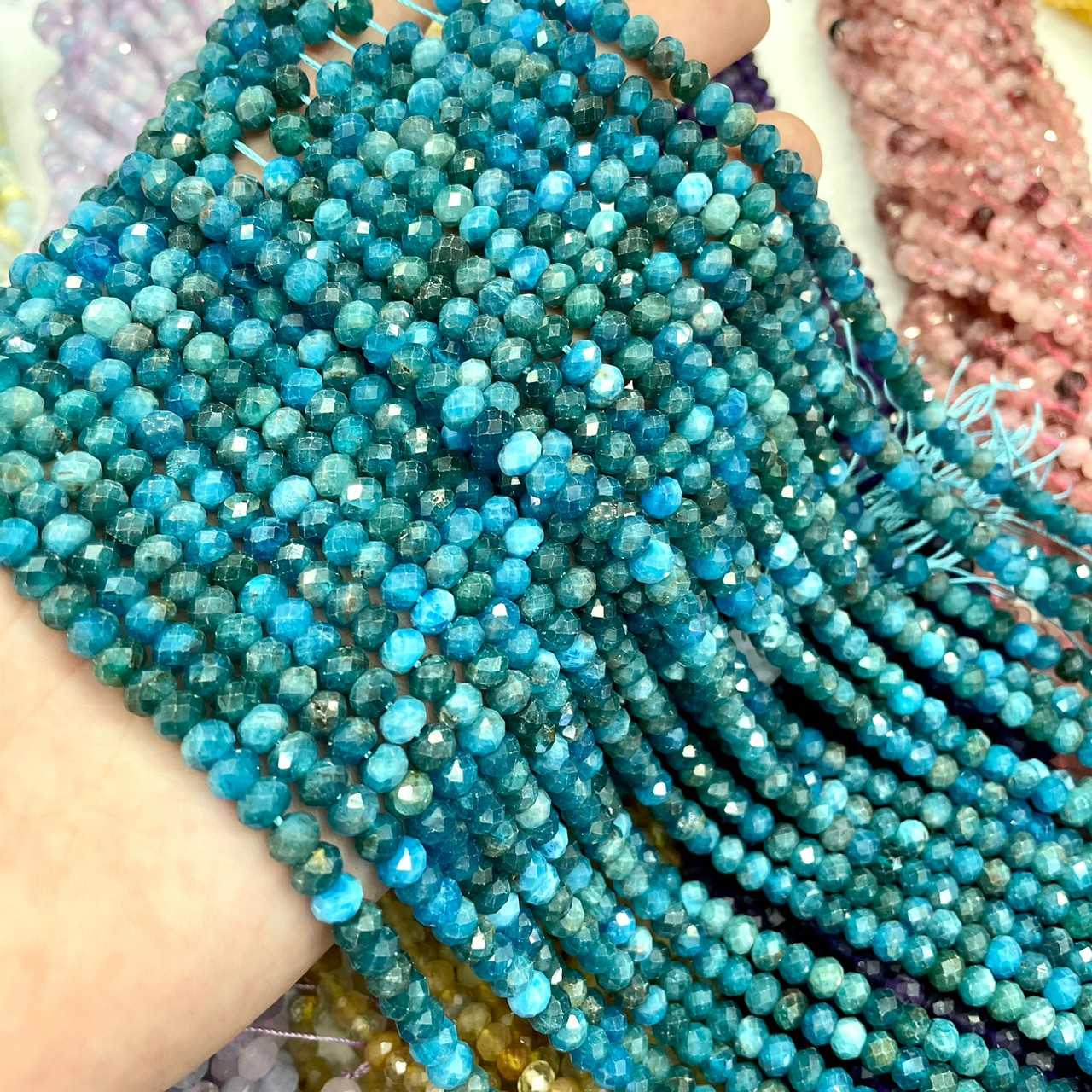บลูอะพาไทด์ (Blue Apatite) ทรงล้อรถ เจียเหลี่ยมเหลี่ยม 6x4 mm เส้นยาว