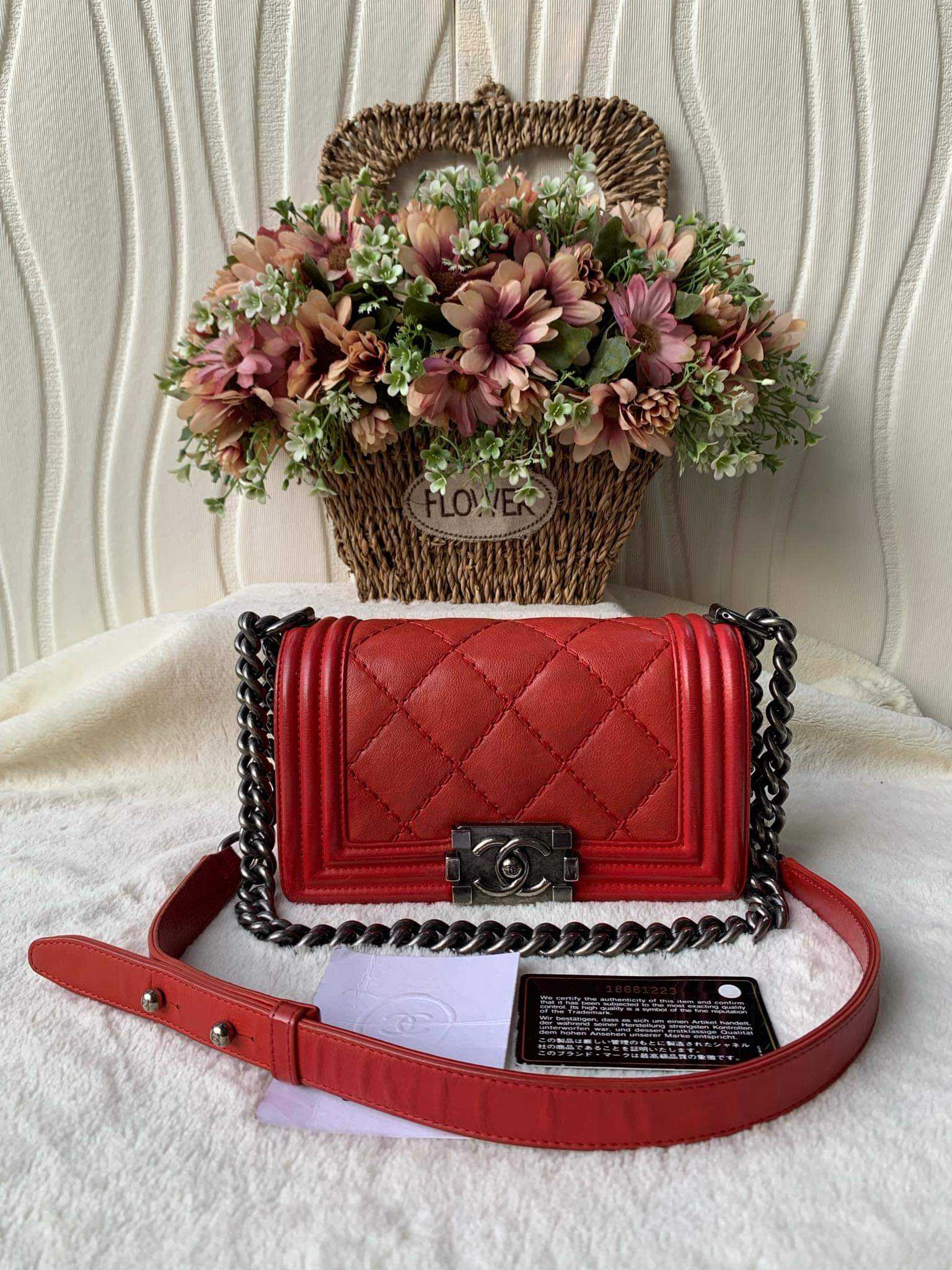 กระเป๋า Chanel boy Red CAlf