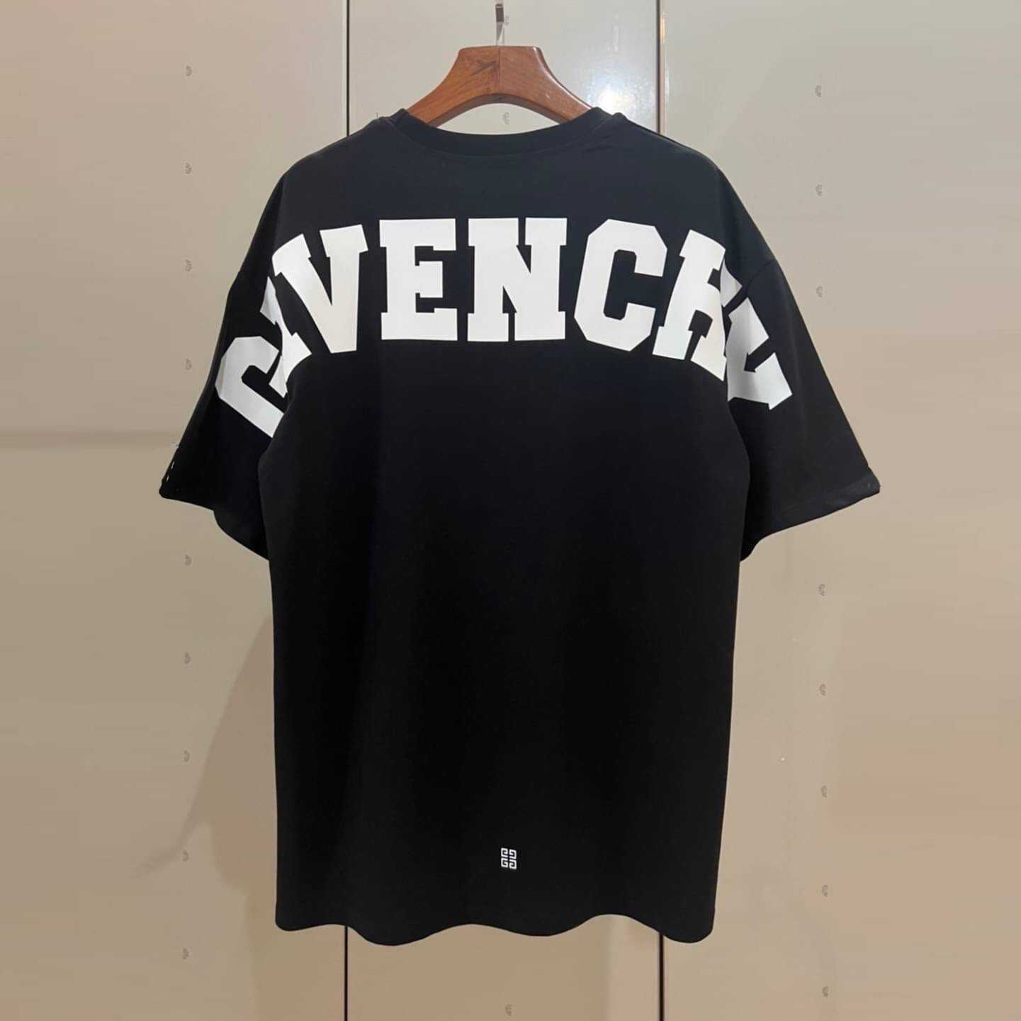 GIVENCHY BACK LOGO PRINT SHORT SLEEVE T-SHIRT เสื้อยืดคอกลมแขนสั้น แบรนด์จิวองชี่ ด้านหลัง