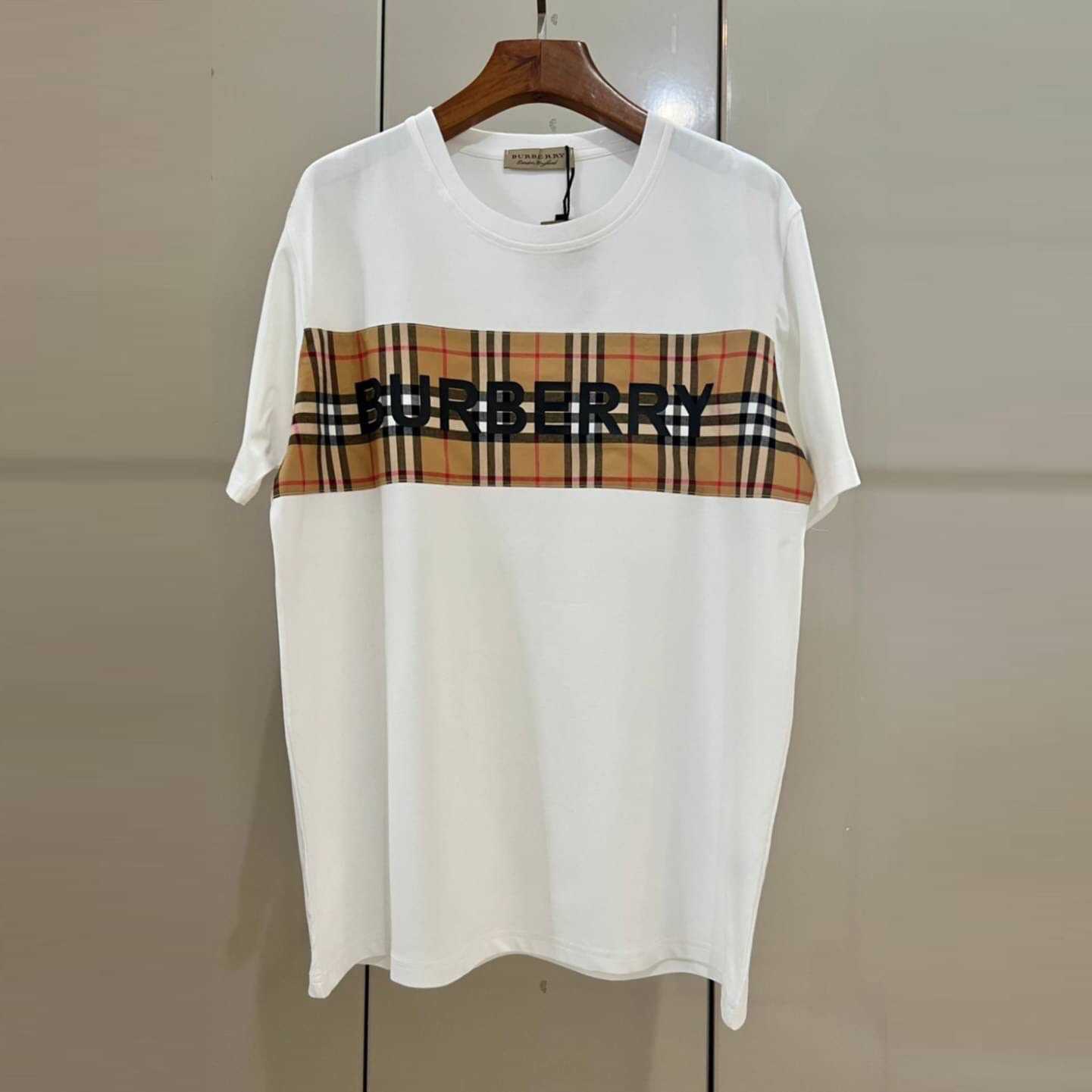 BURBERRY VINTAGE CHECK LOGO PRINT T-SHIRT เสื้อยืดคอกลมแขนสั้น แบรนด์เบอเบอรี่