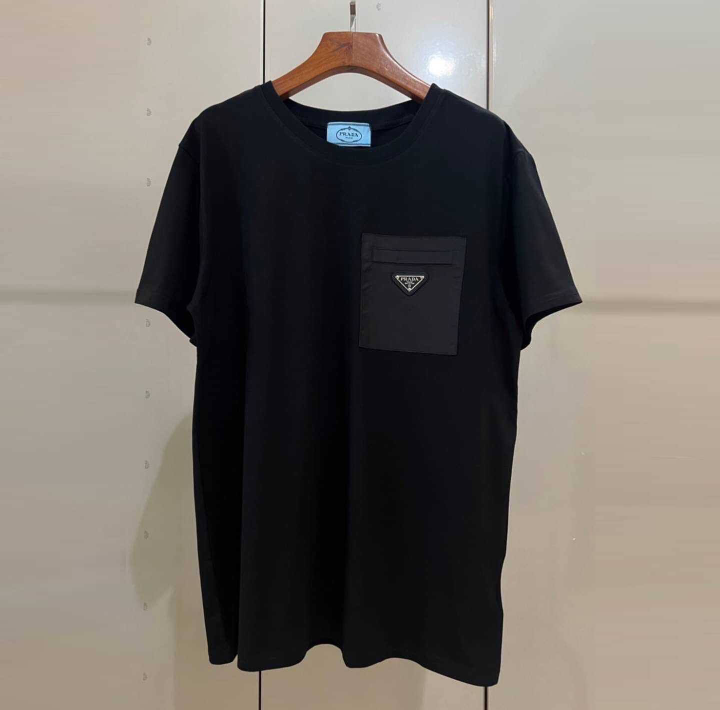 PRADA COTTON JERSEY T-SHIRT WITH NYLON GABARDINE POCKET เสื้อยืดคอกลมแขนสั้น แบรนด์ปราด้า