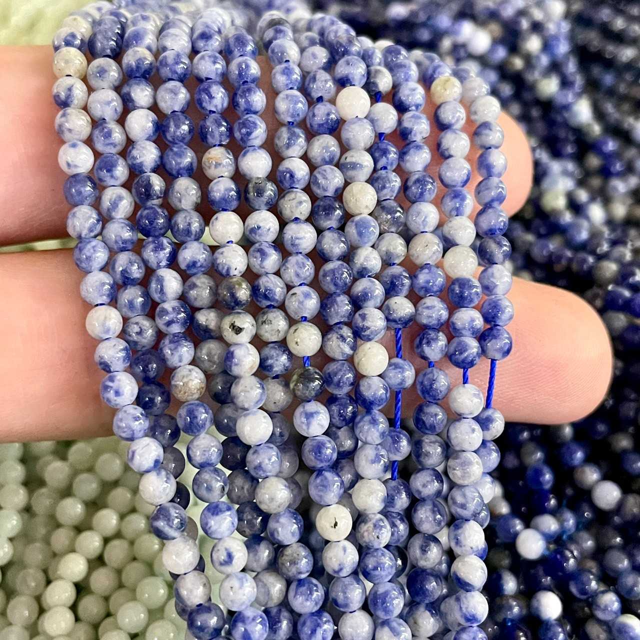 โซดาไลท์ สีอ่อน (Sodalite) 3 mm ทรงกลม เส้นยาว