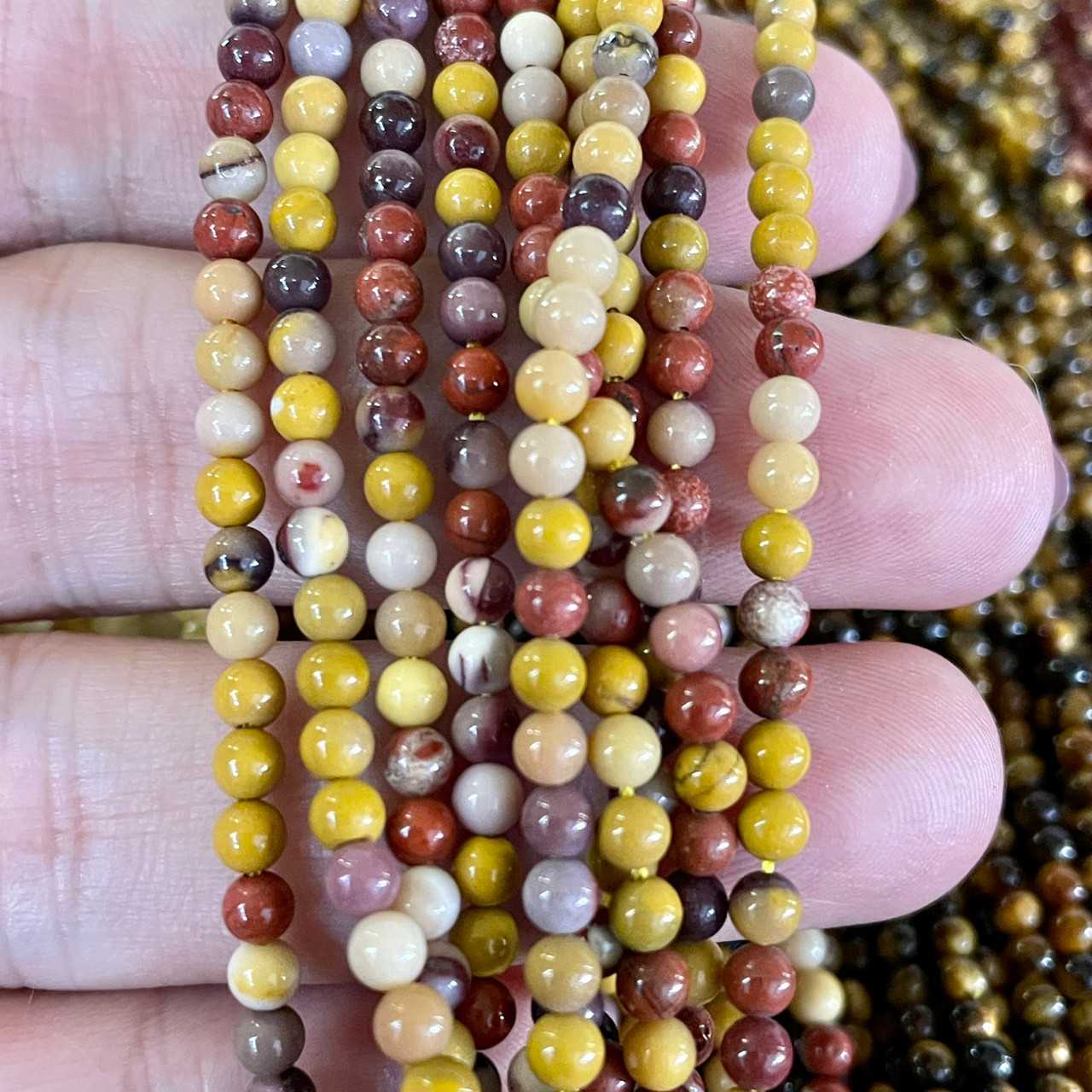 มูไคต์ แจสเปอร์ (Mookite Jasper) 3 mm ทรงกลม เส้นยาว