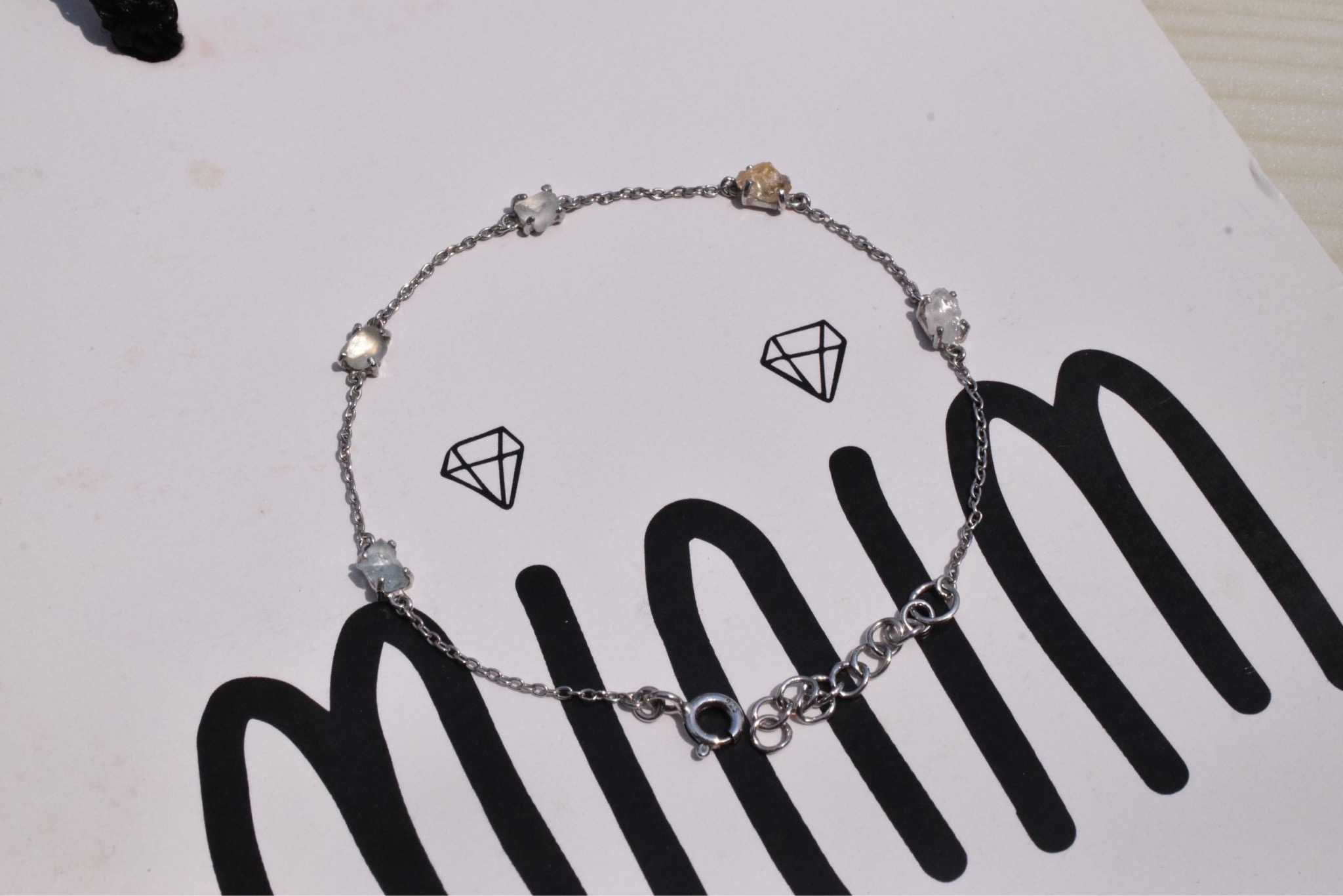 สร้อยข้อมือพลอยดิบ 5 เม็ด #minimsilverbracelet #minimsignature #minimraw #minimrough B097