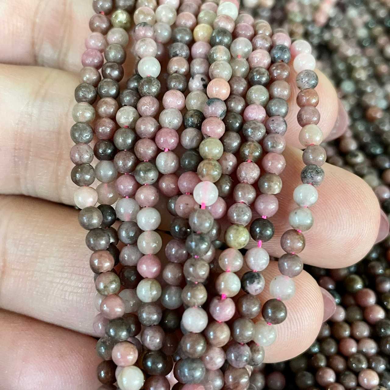 โรโดไนท์ สีตุ่น (Rhodonite) 3 mm ทรงกลม เส้นยาว