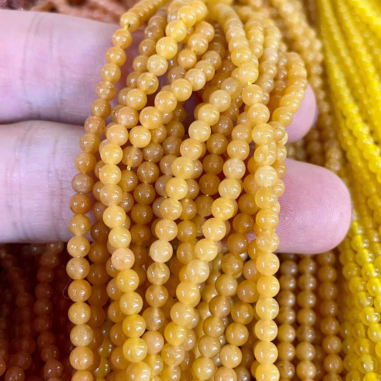คาซิโดนี เนื้อขุ่น (Chalcedony) 3 mm ทรงกลม เส้นยาว