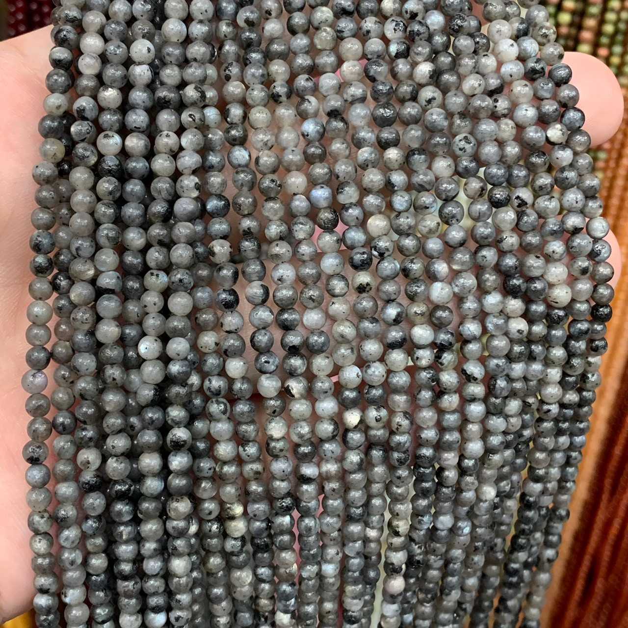 แบล็คลาบาโดไลท์ (Black Labradolite) 3 mm ทรงกลม เส้นยาว